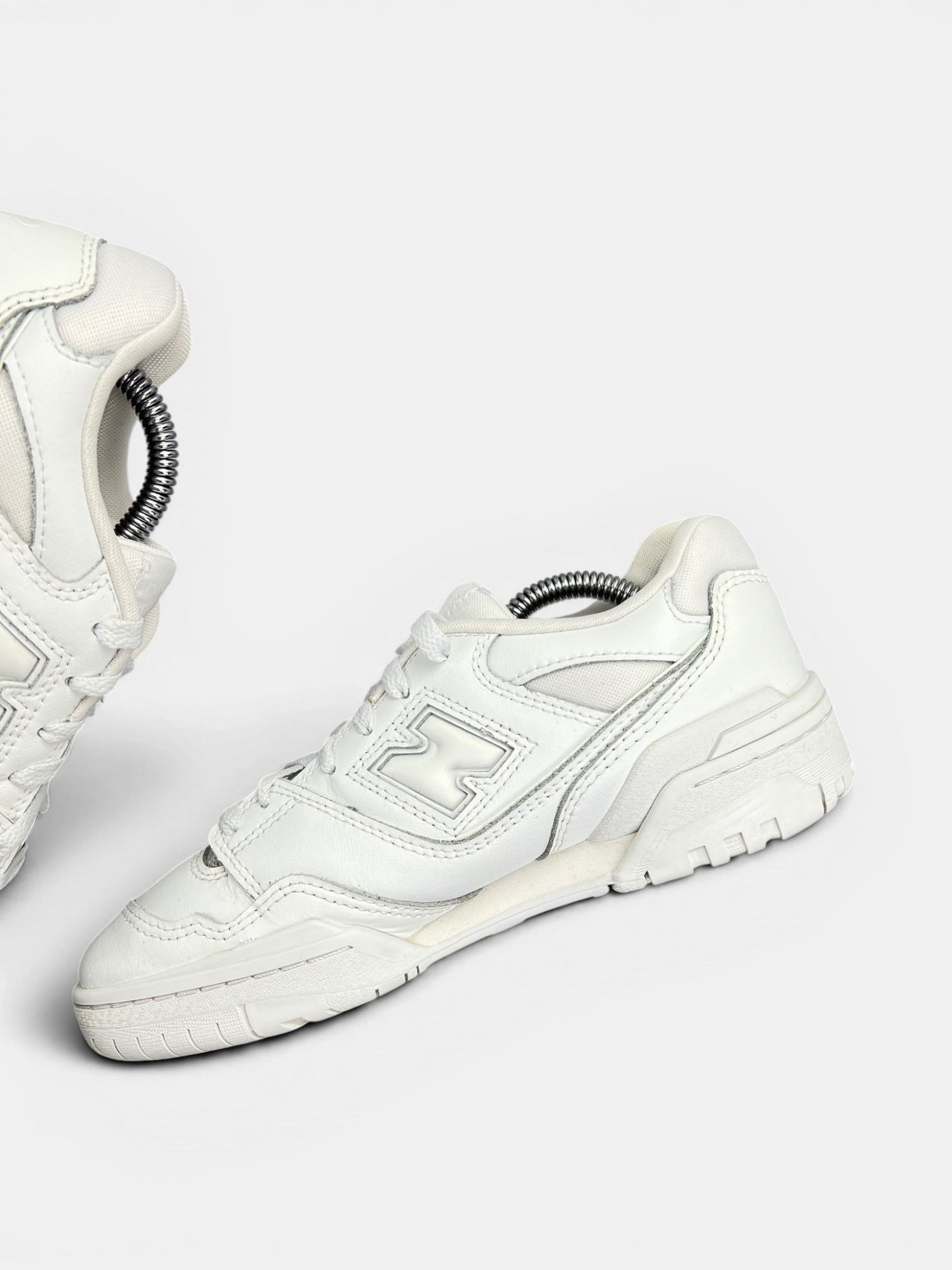 New Balance 550 — buty sportowe damskie w bardzo dobrym stanie rozmiar 38, wewnętrzny panel prawego buta