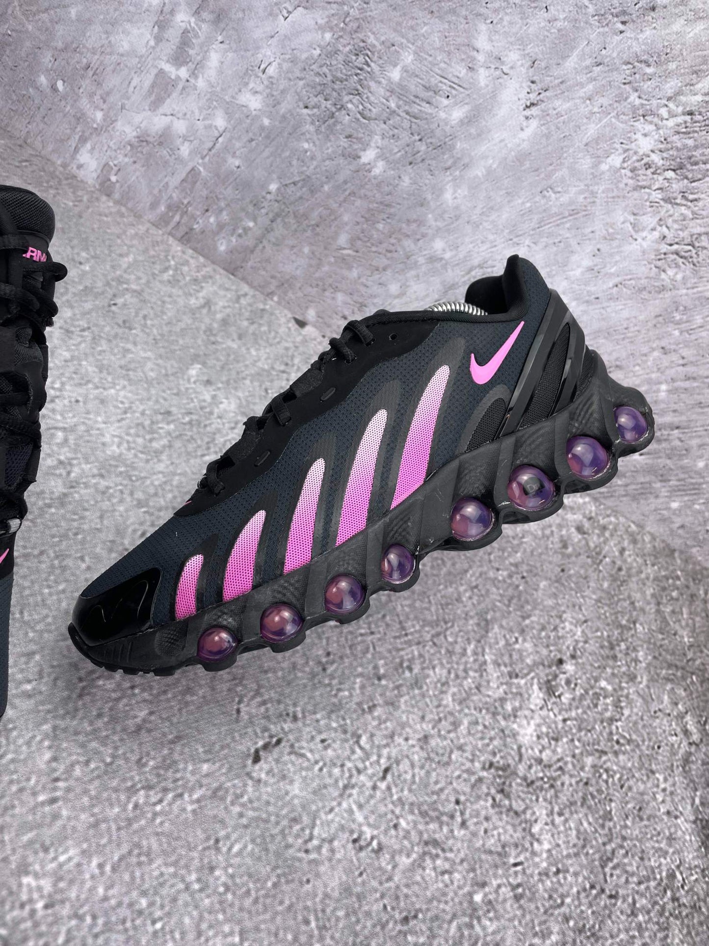Nike Air Max Dn8 Black Pink Foam — buty sportowe męskie w bardzo dobrym stanie rozmiar 41, zewnętrzny panel lewego buta