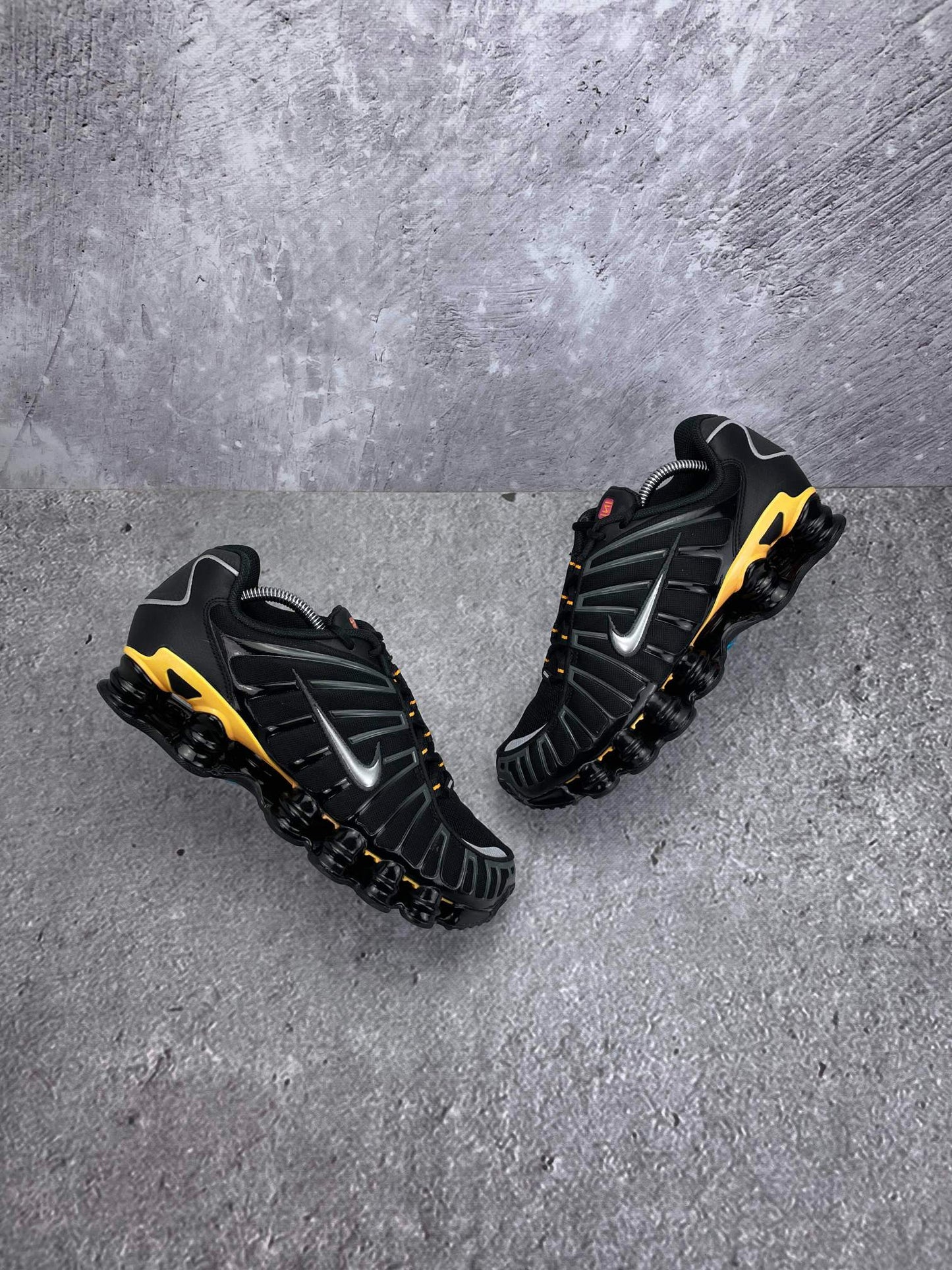 Nike Shox TL IF7119-001 - buty sportowe, widok z góry na zewnętrzną stronę butów