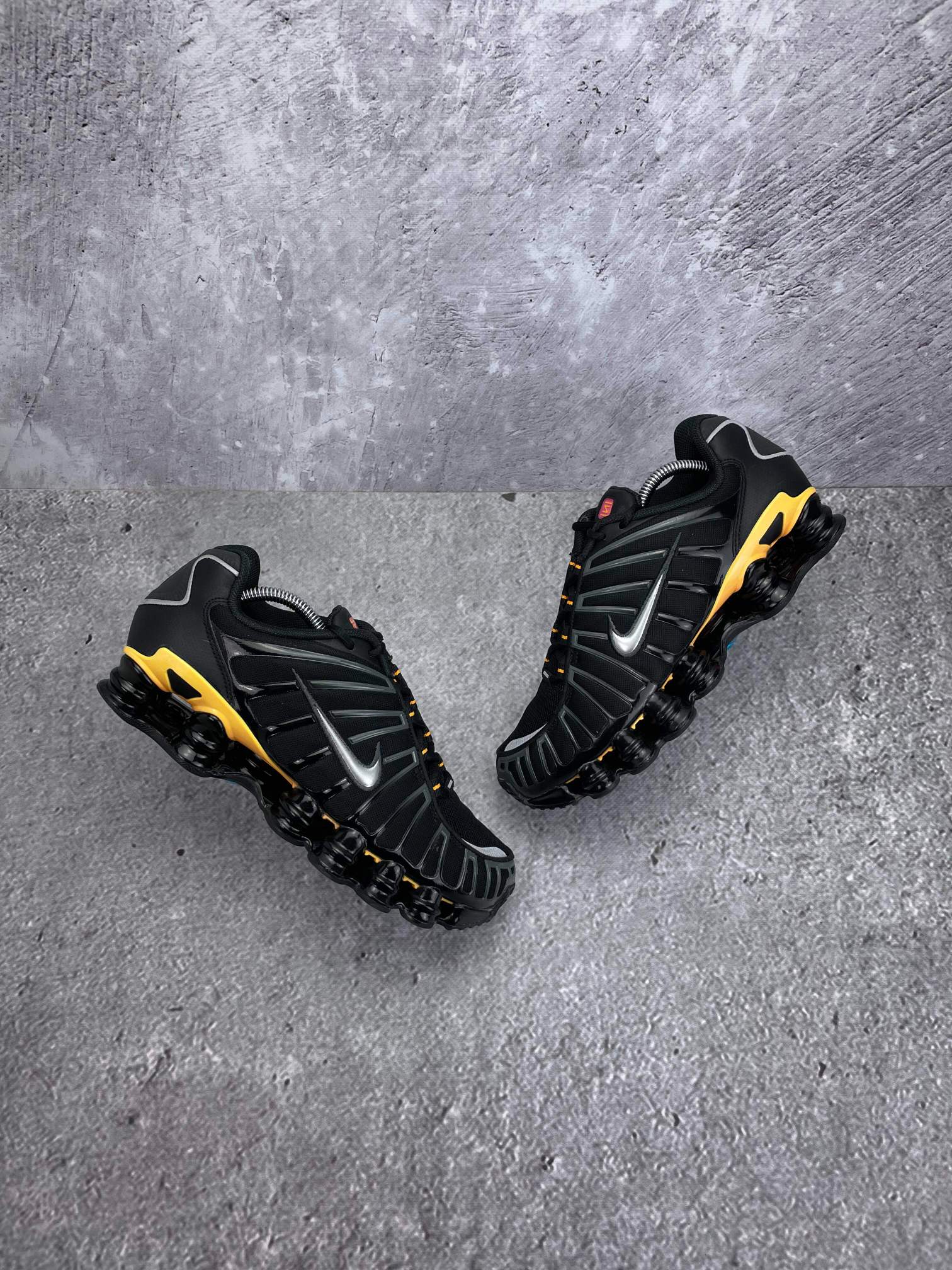 Nike Shox TL IF7119-001 - buty sportowe, widok z góry na zewnętrzną stronę butów