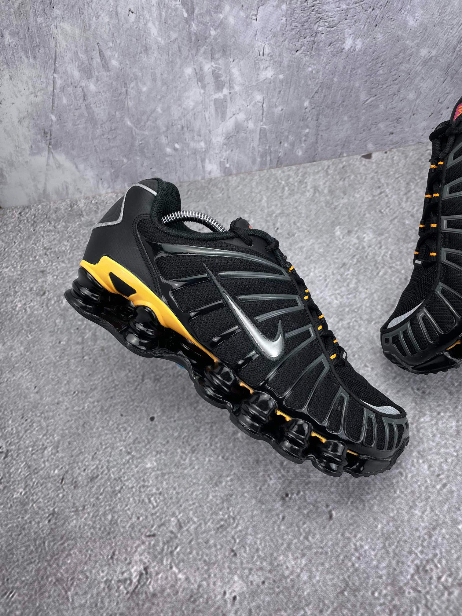 Nike Shox TL IF7119-001 - buty sportowe, zewnętrzny panel prawego buta
