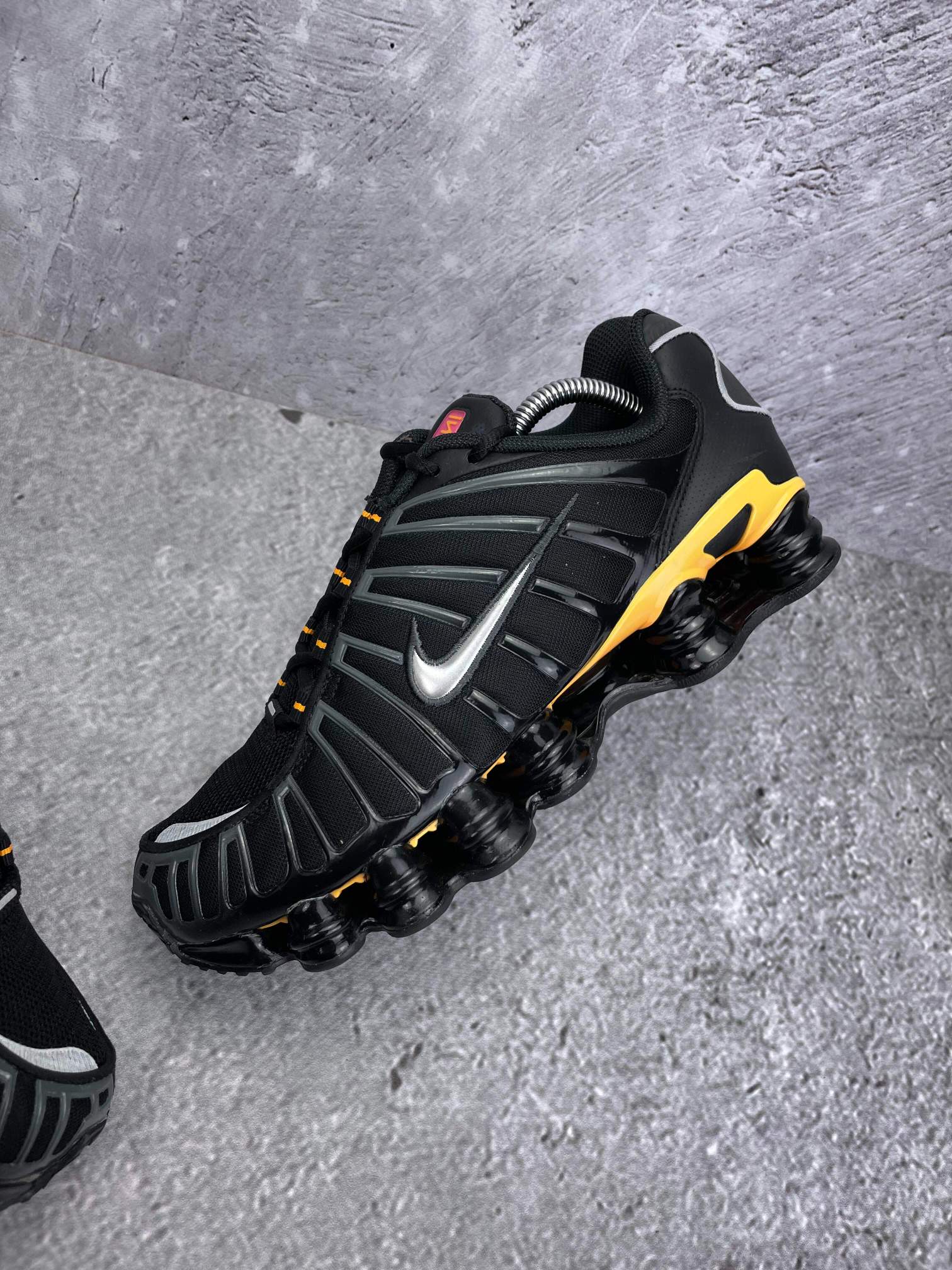 Nike Shox TL IF7119-001 - buty sportowe, zewnętrzny panel lewego buta