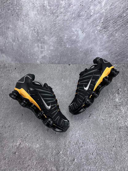 Nike Shox TL IF7119-001 - buty sportowe, widok z góry na wewnętrzną stronę butów