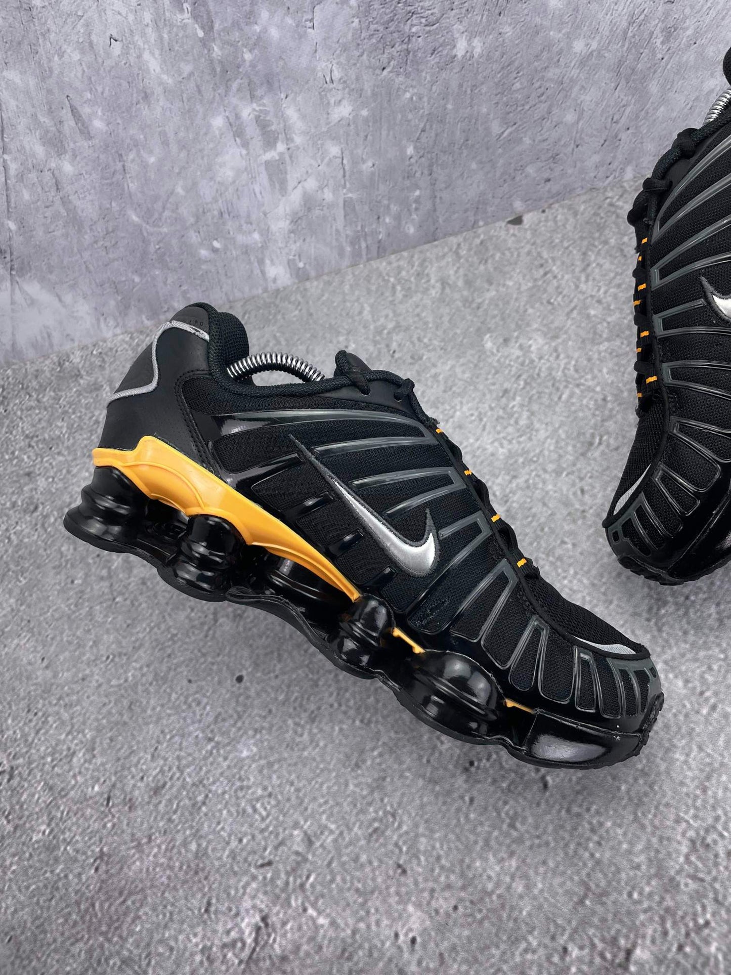 Nike Shox TL IF7119-001 - buty sportowe, wewnętrzny panel lewego buta
