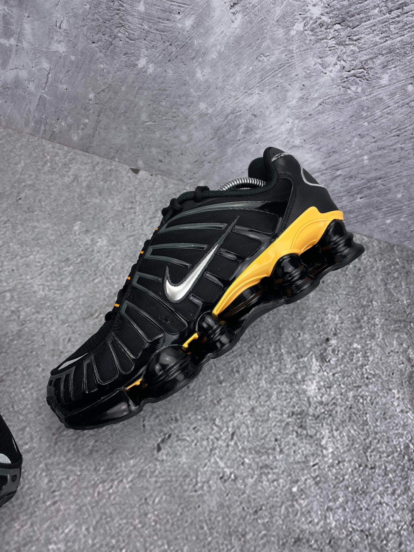 Nike Shox TL IF7119-001 - buty sportowe, wewnętrzny panel prawego buta