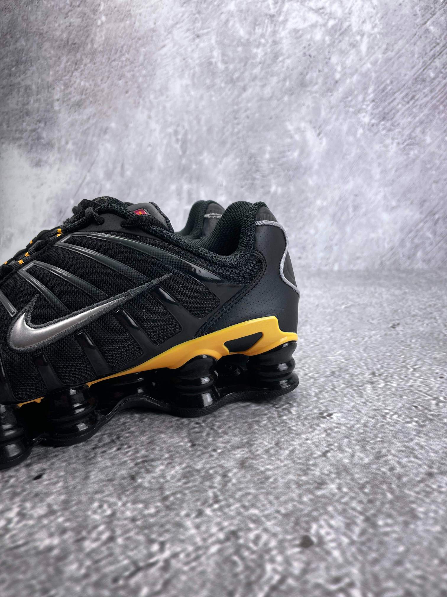 Nike Shox TL IF7119-001 - buty sportowe, opcjonalne zdjęcie 1