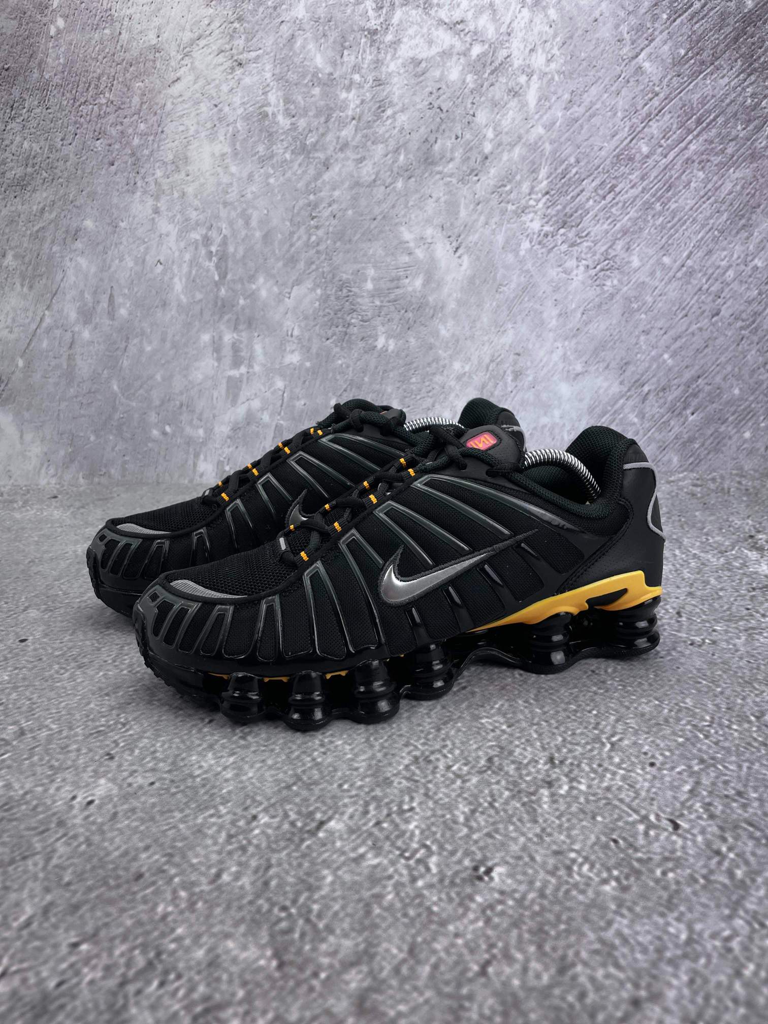 Nike Shox TL IF7119-001 - buty sportowe, widok z boku na tle studyjnym