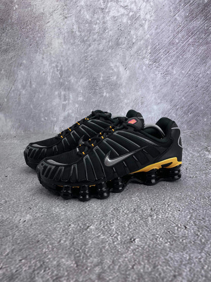 Nike Shox TL IF7119-001 - buty sportowe, widok z boku na tle studyjnym
