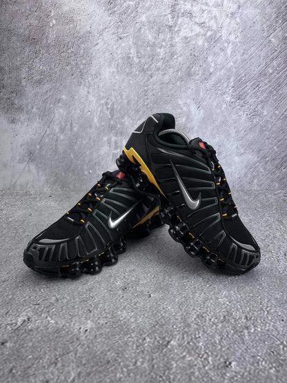 Nike Shox TL IF7119-001 - buty sportowe, para butów, widok z boku na tle studyjnym