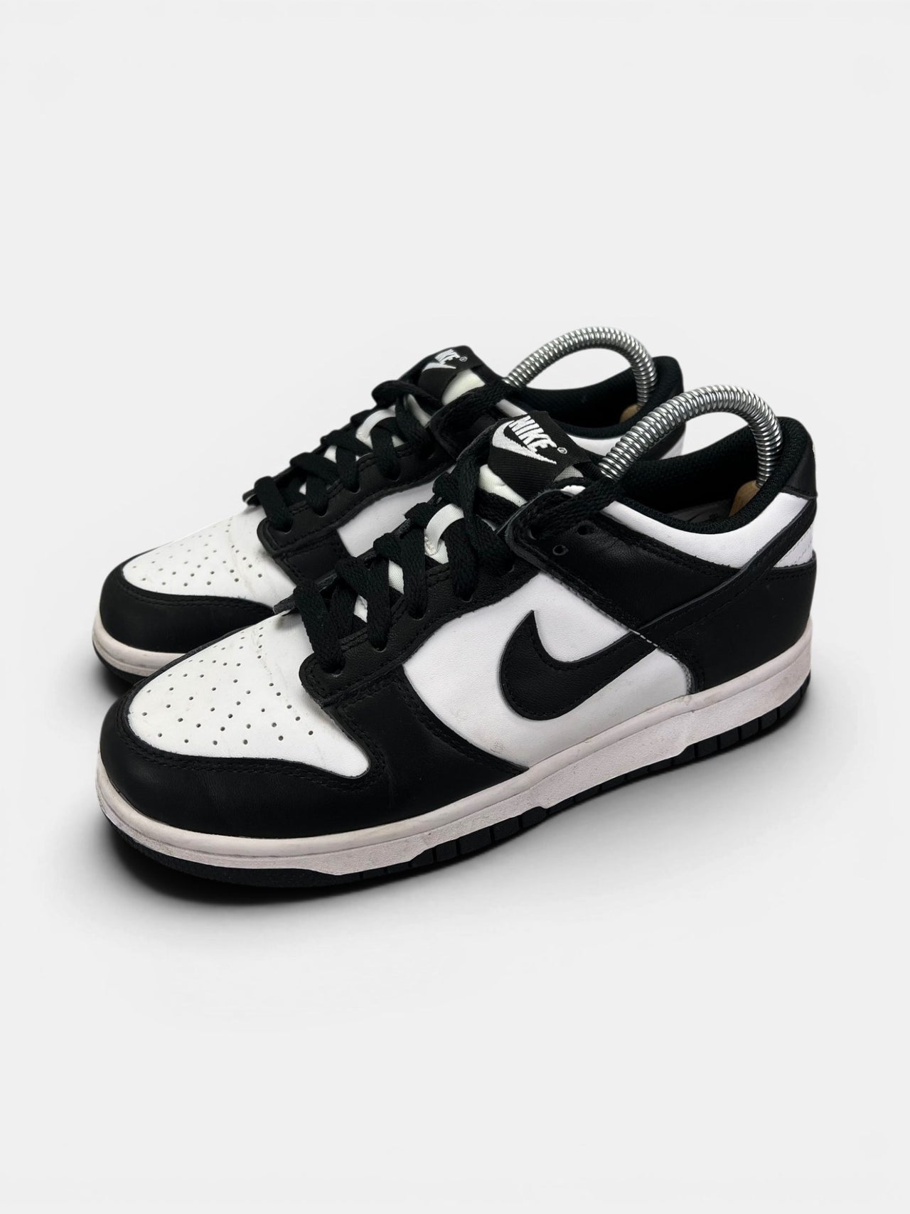 Nike Dunk Low Panda — buty sportowe damskie w bardzo dobrym stanie rozmiar 38, widok z boku