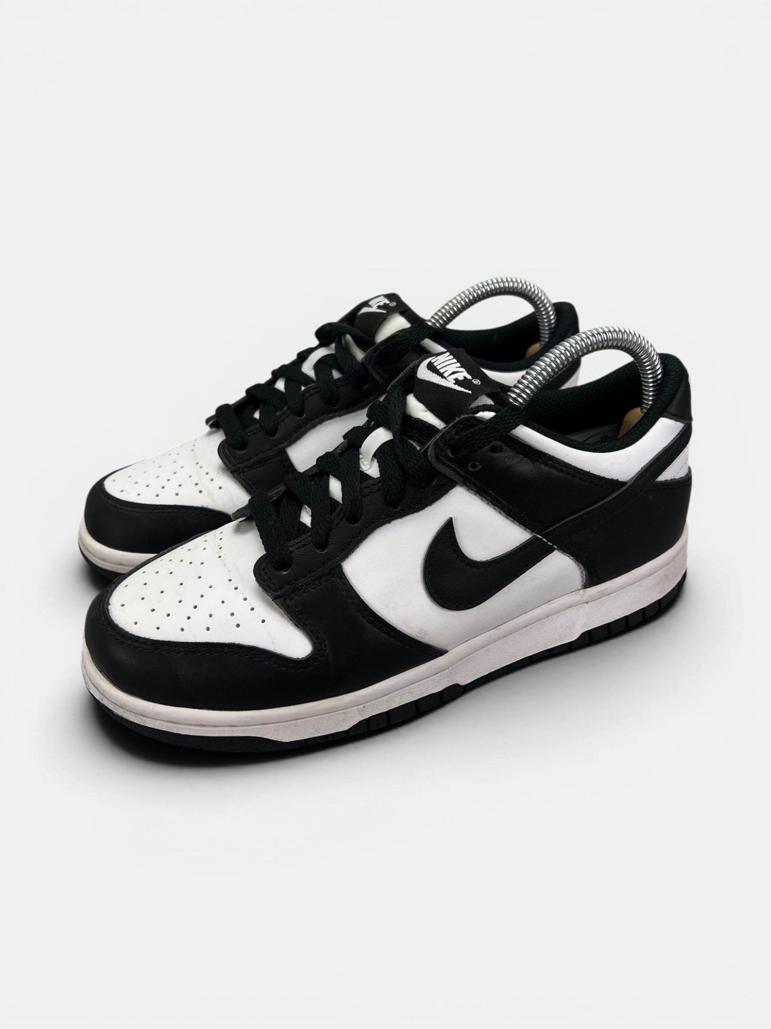 Nike Dunk Low Panda — buty sportowe damskie w bardzo dobrym stanie rozmiar 38, widok z boku