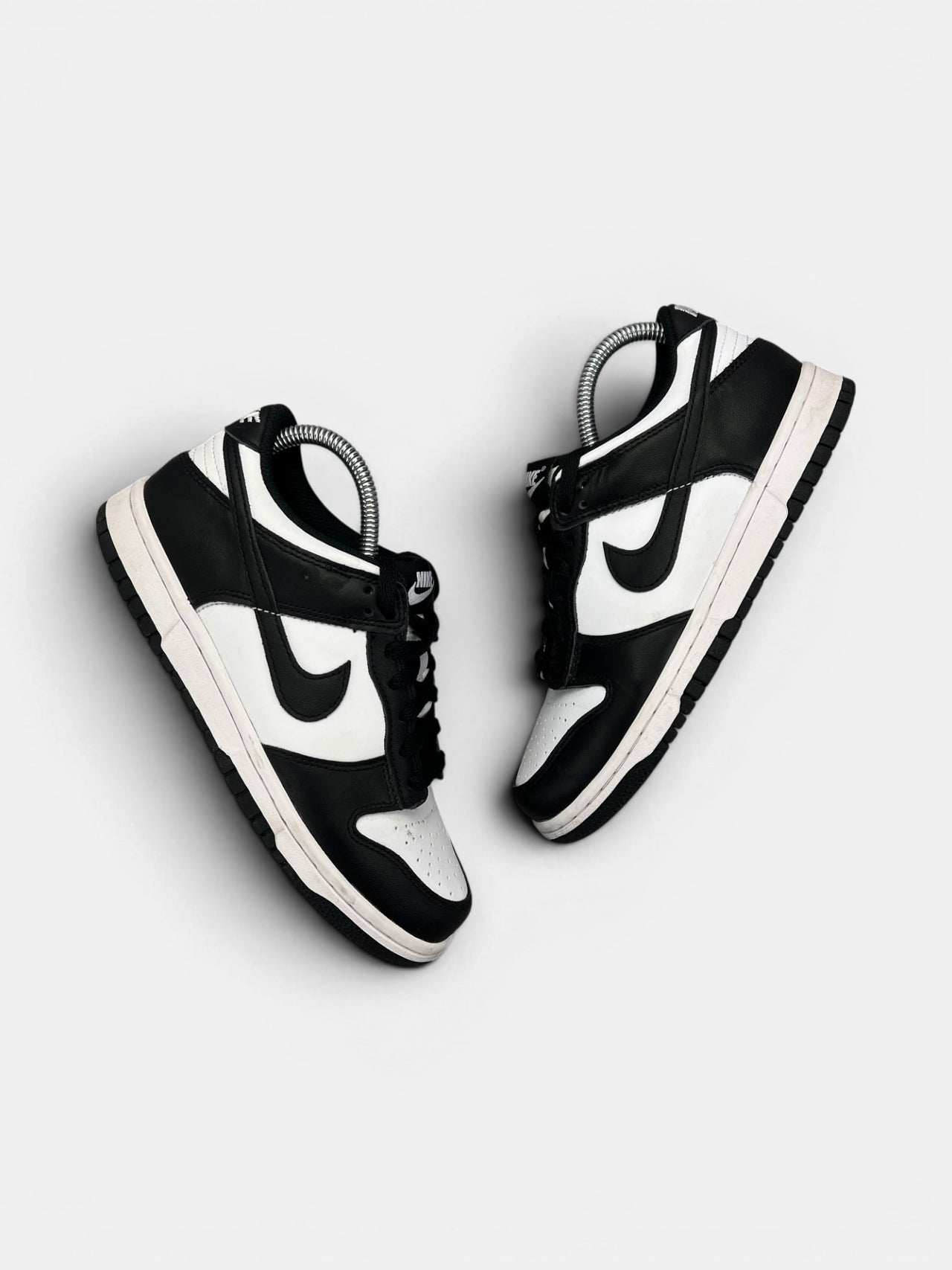 Nike Dunk Low Panda — buty sportowe damskie w bardzo dobrym stanie rozmiar 38, widok z góry na zewnętrzną stronę butów