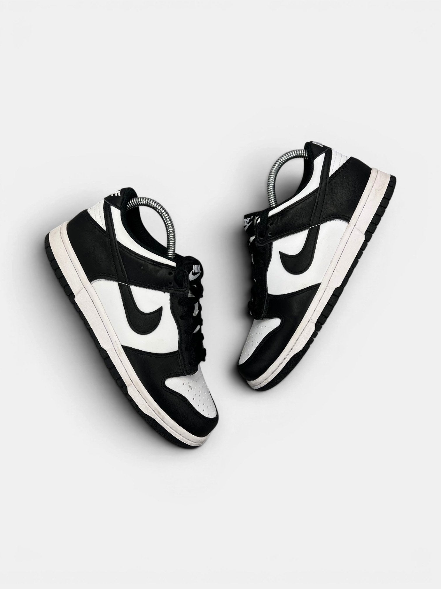 Nike Dunk Low Panda — buty sportowe damskie w bardzo dobrym stanie rozmiar 38, widok z góry na zewnętrzną stronę butów