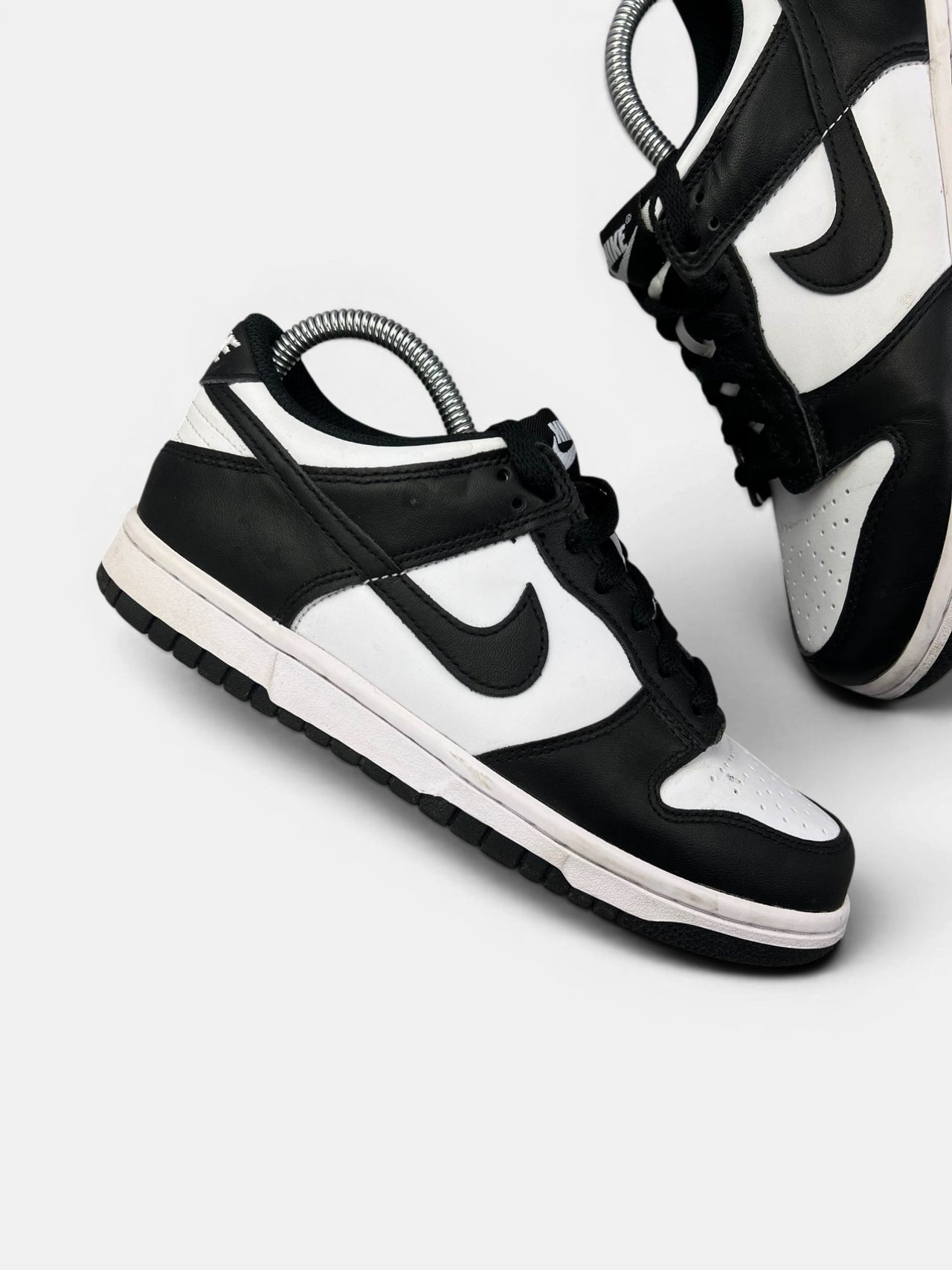 Nike Dunk Low Panda — buty sportowe damskie w bardzo dobrym stanie rozmiar 38, zewnętrzny panel prawego buta