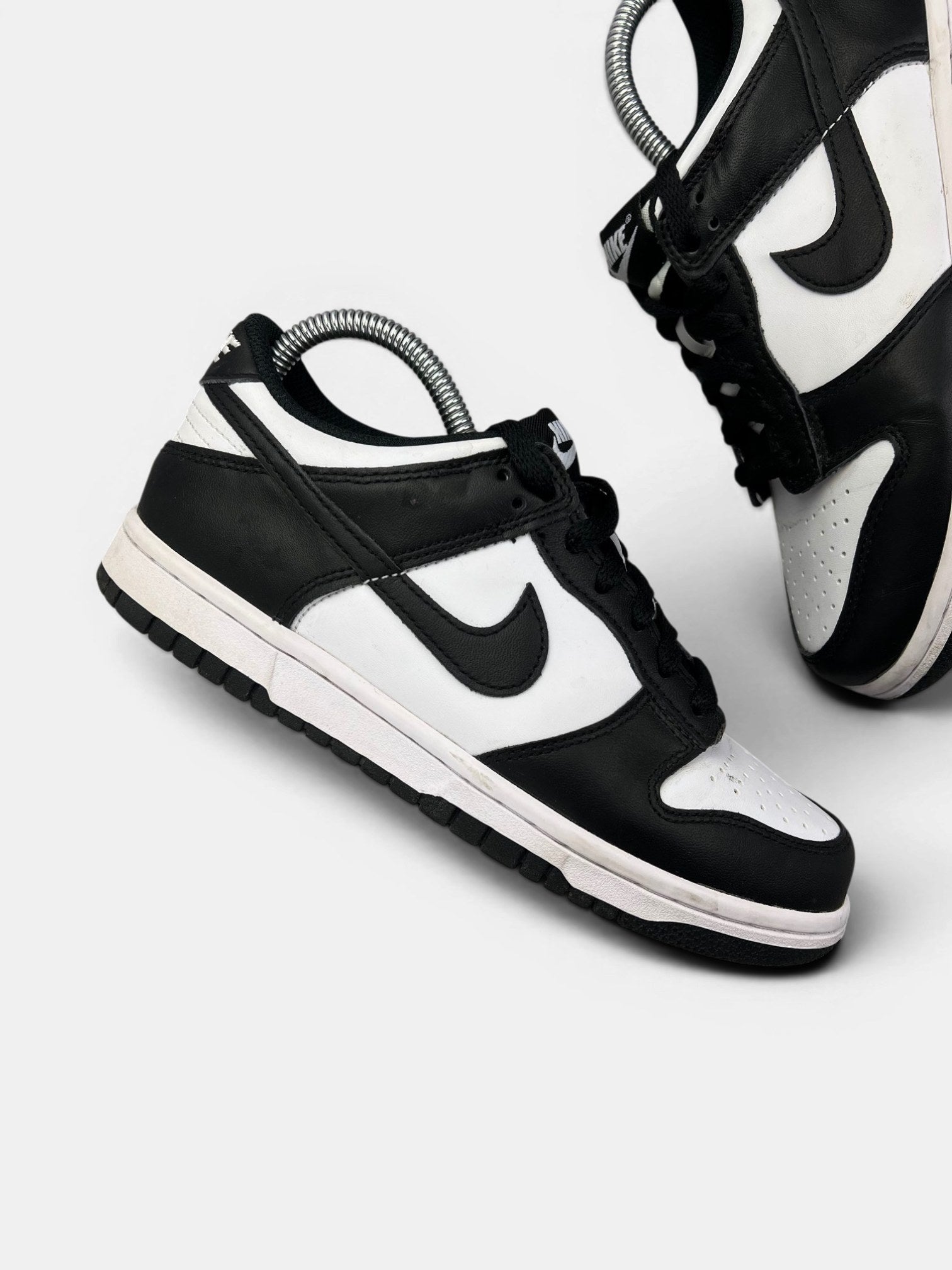Nike Dunk Low Panda — buty sportowe damskie w bardzo dobrym stanie rozmiar 38, zewnętrzny panel prawego buta