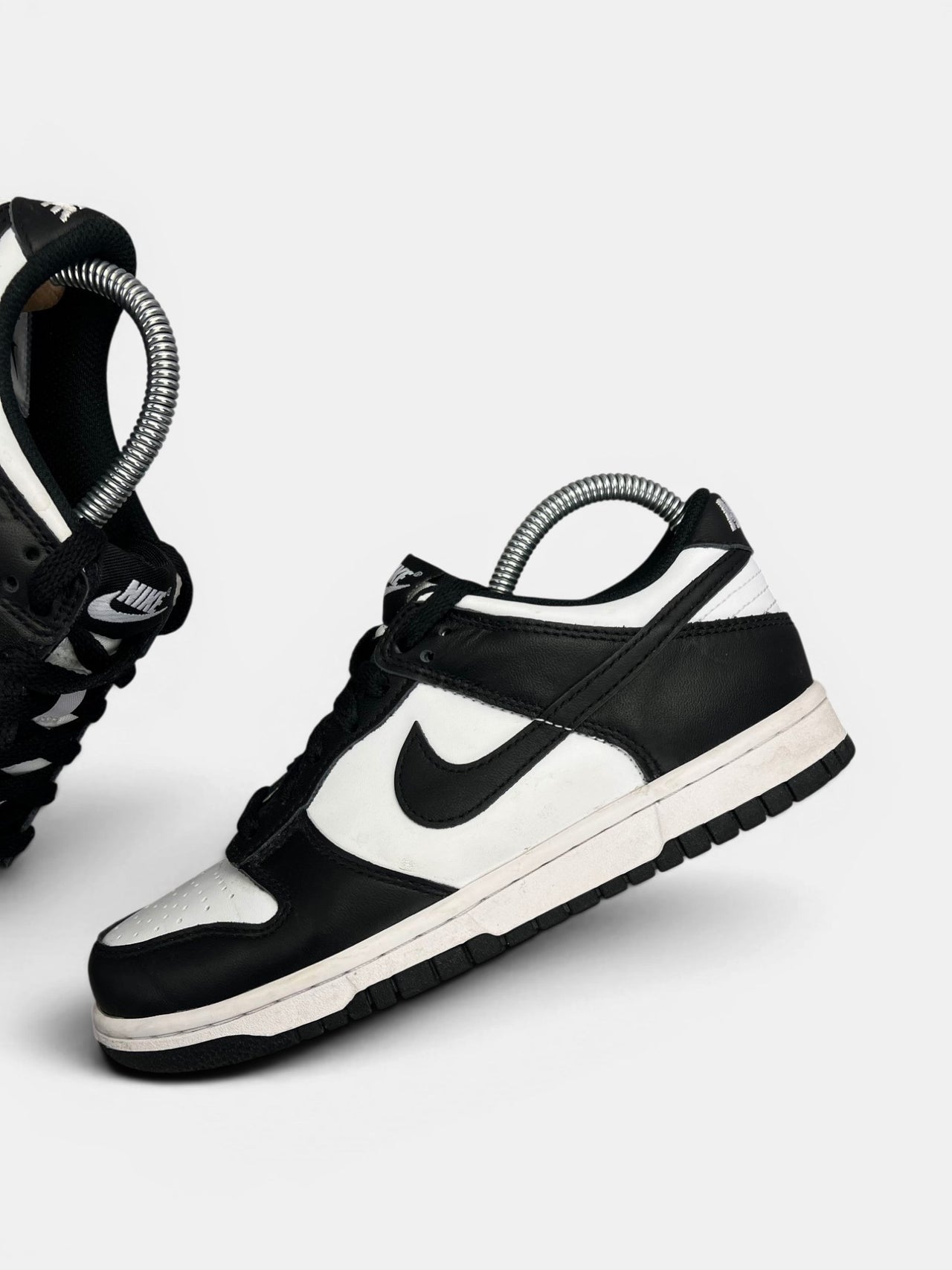Nike Dunk Low Panda — buty sportowe damskie w bardzo dobrym stanie rozmiar 38, zewnętrzny panel lewego buta