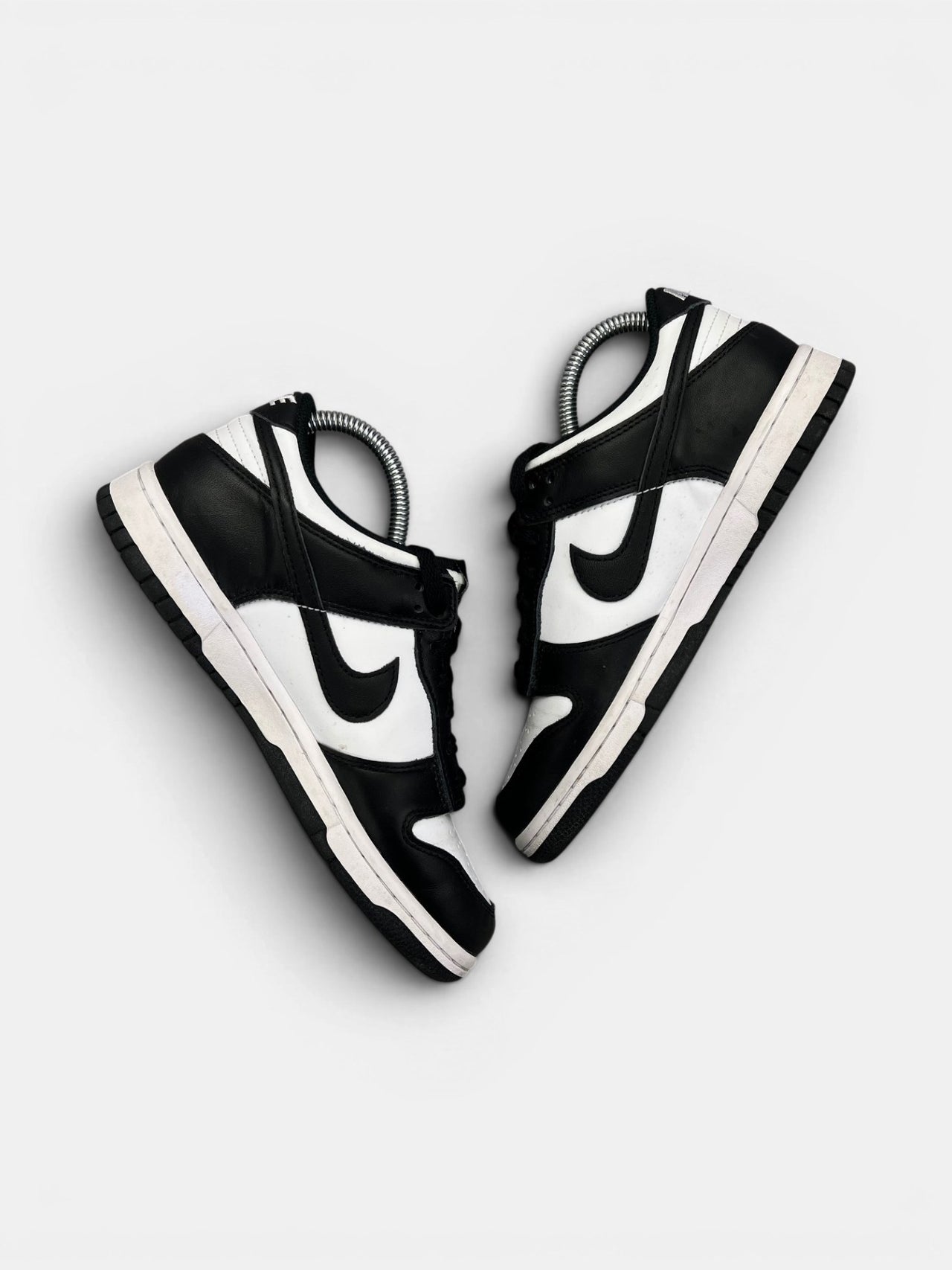 Nike Dunk Low Panda — buty sportowe damskie w bardzo dobrym stanie rozmiar 38, widok z góry na wewnętrzną stronę butów