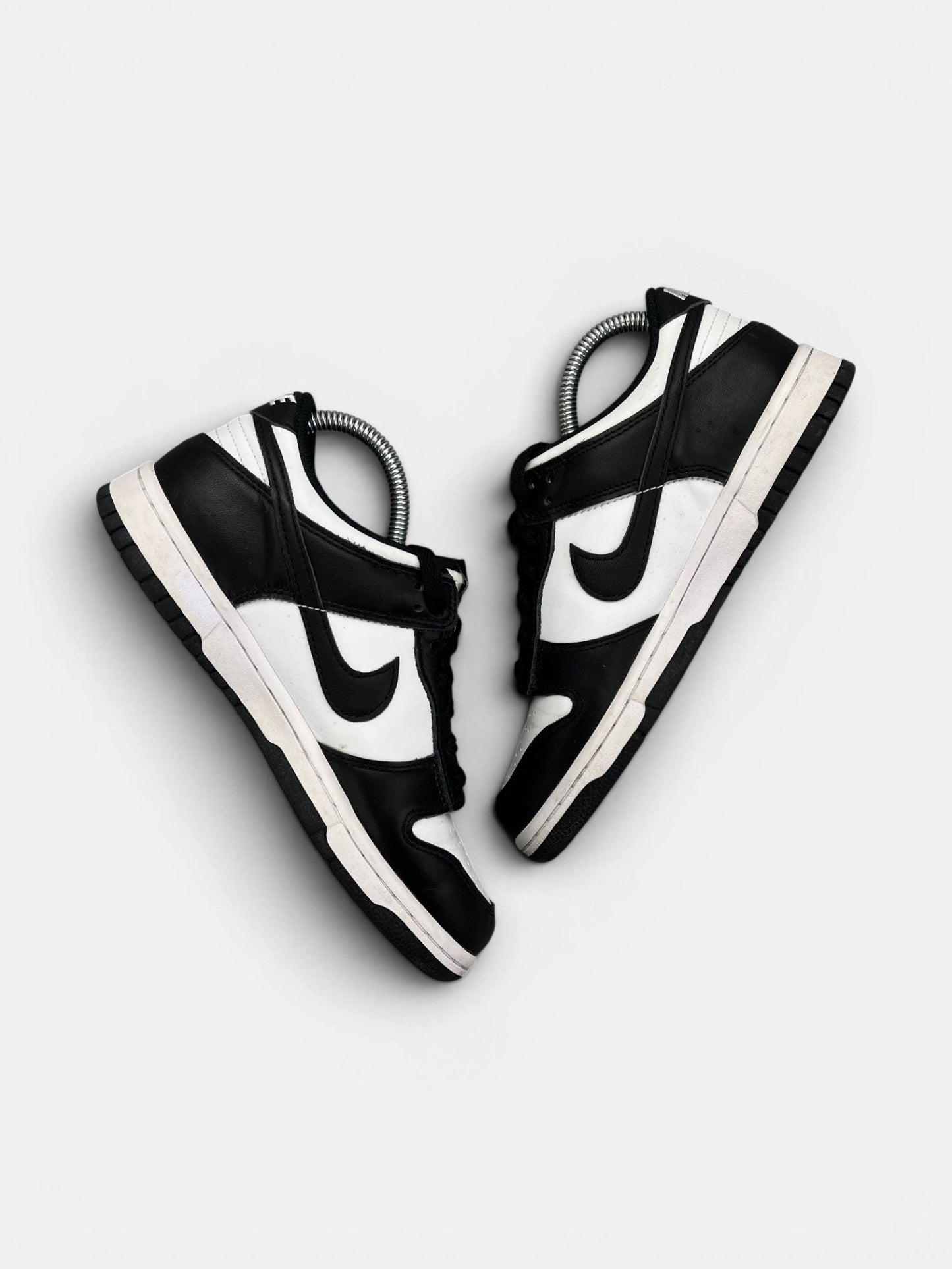 Nike Dunk Low Panda — buty sportowe damskie w bardzo dobrym stanie rozmiar 38, widok z góry na wewnętrzną stronę butów