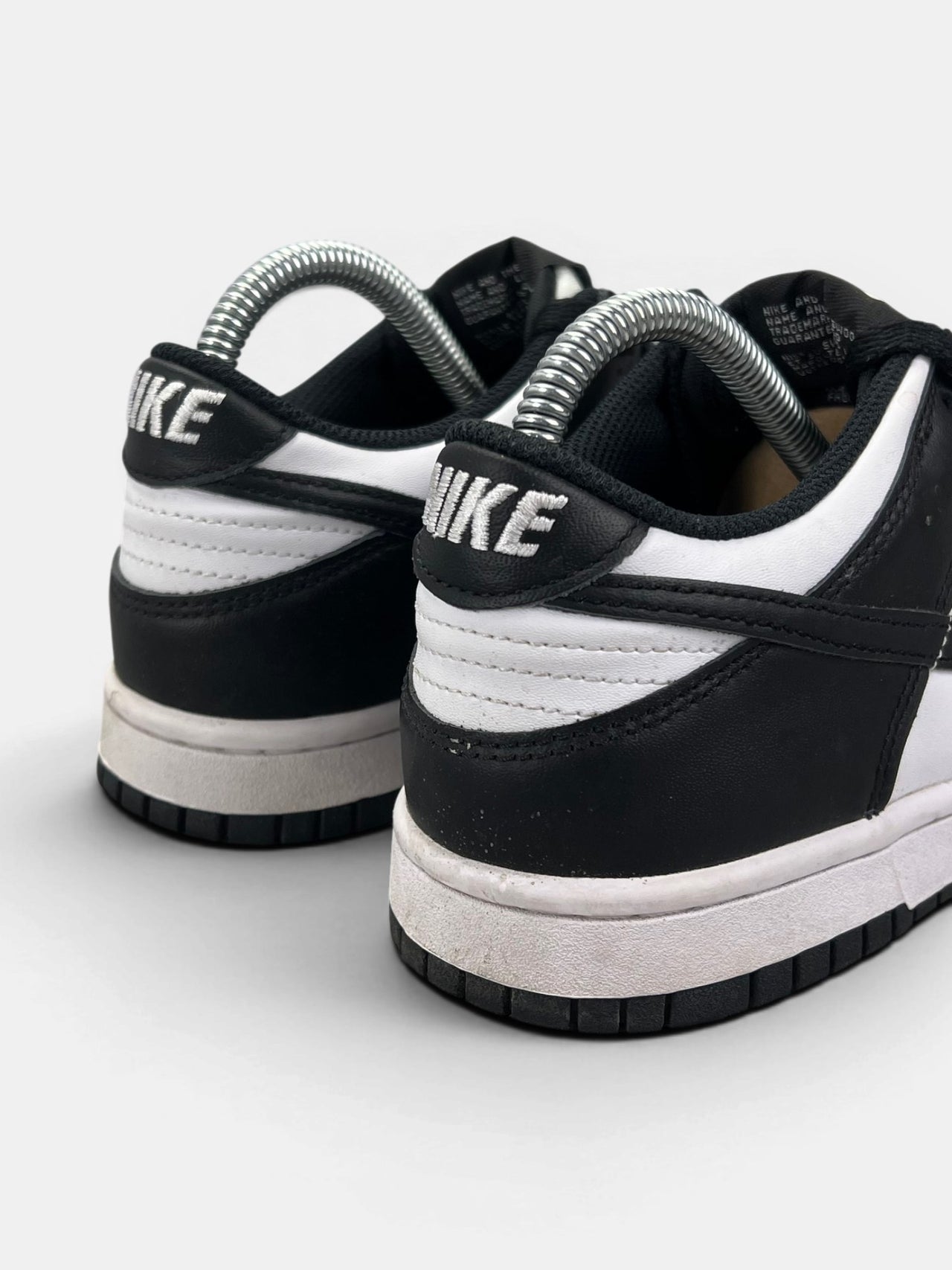 Nike Dunk Low Panda — buty sportowe damskie w bardzo dobrym stanie rozmiar 38, widok z tyłu