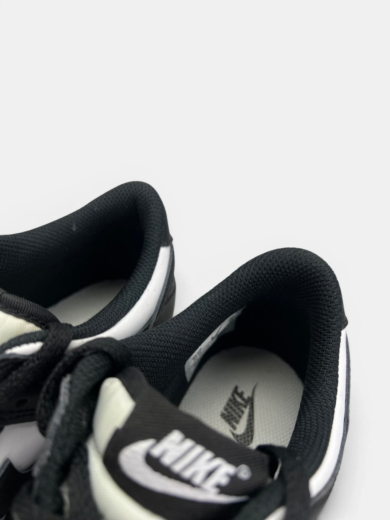 Nike Dunk Low Panda — buty sportowe damskie w bardzo dobrym stanie rozmiar 38, zapiętki butów