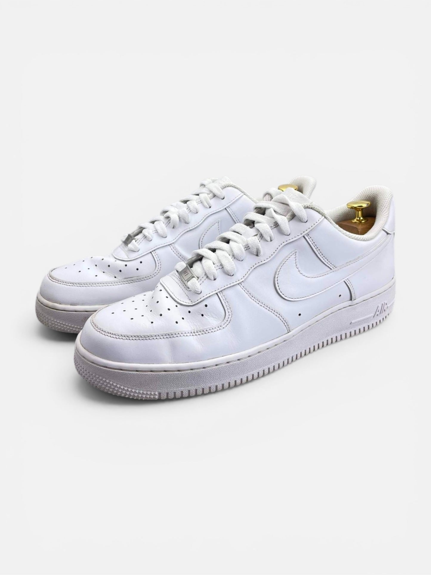 Nike Air Force 1 Low Triple White — buty sportowe męskie w bardzo dobrym stanie rozmiar 45.5, widok z boku