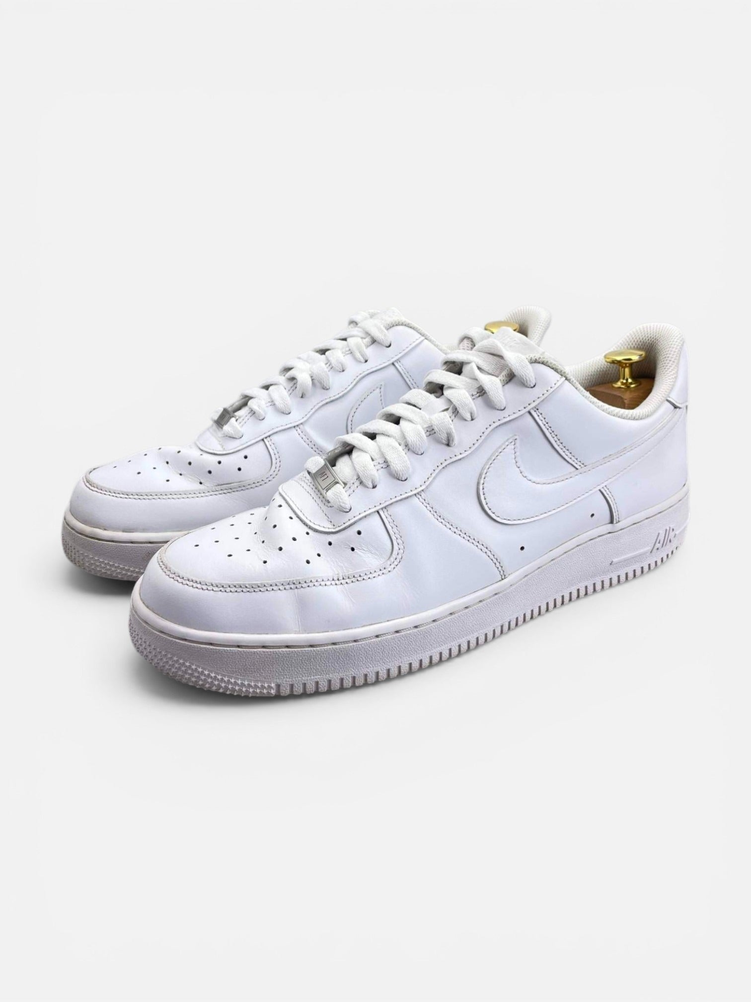 Nike Air Force 1 Low Triple White — buty sportowe męskie w bardzo dobrym stanie rozmiar 45.5, widok z boku