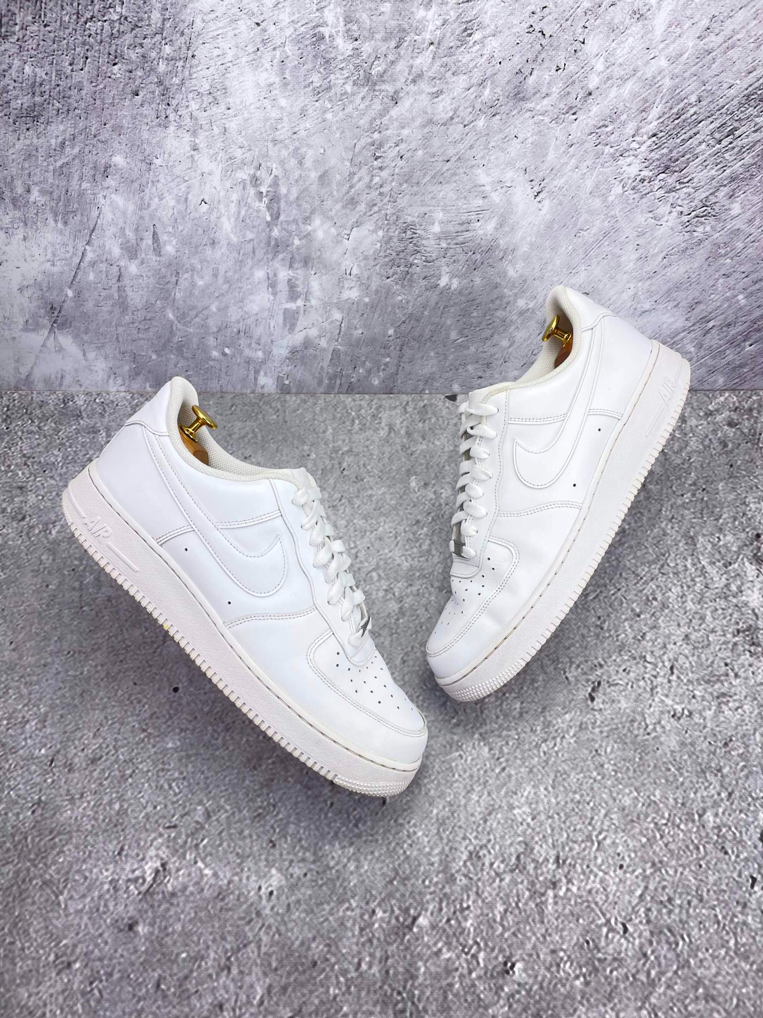 Nike Air Force 1 Low Triple White — buty sportowe męskie w bardzo dobrym stanie rozmiar 45.5, widok z góry na zewnętrzną stronę butów
