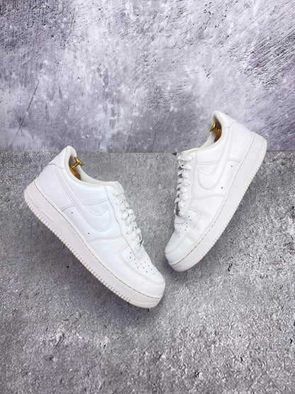 Nike Air Force 1 Low Triple White — buty sportowe męskie w bardzo dobrym stanie rozmiar 45.5, widok z góry na zewnętrzną stronę butów