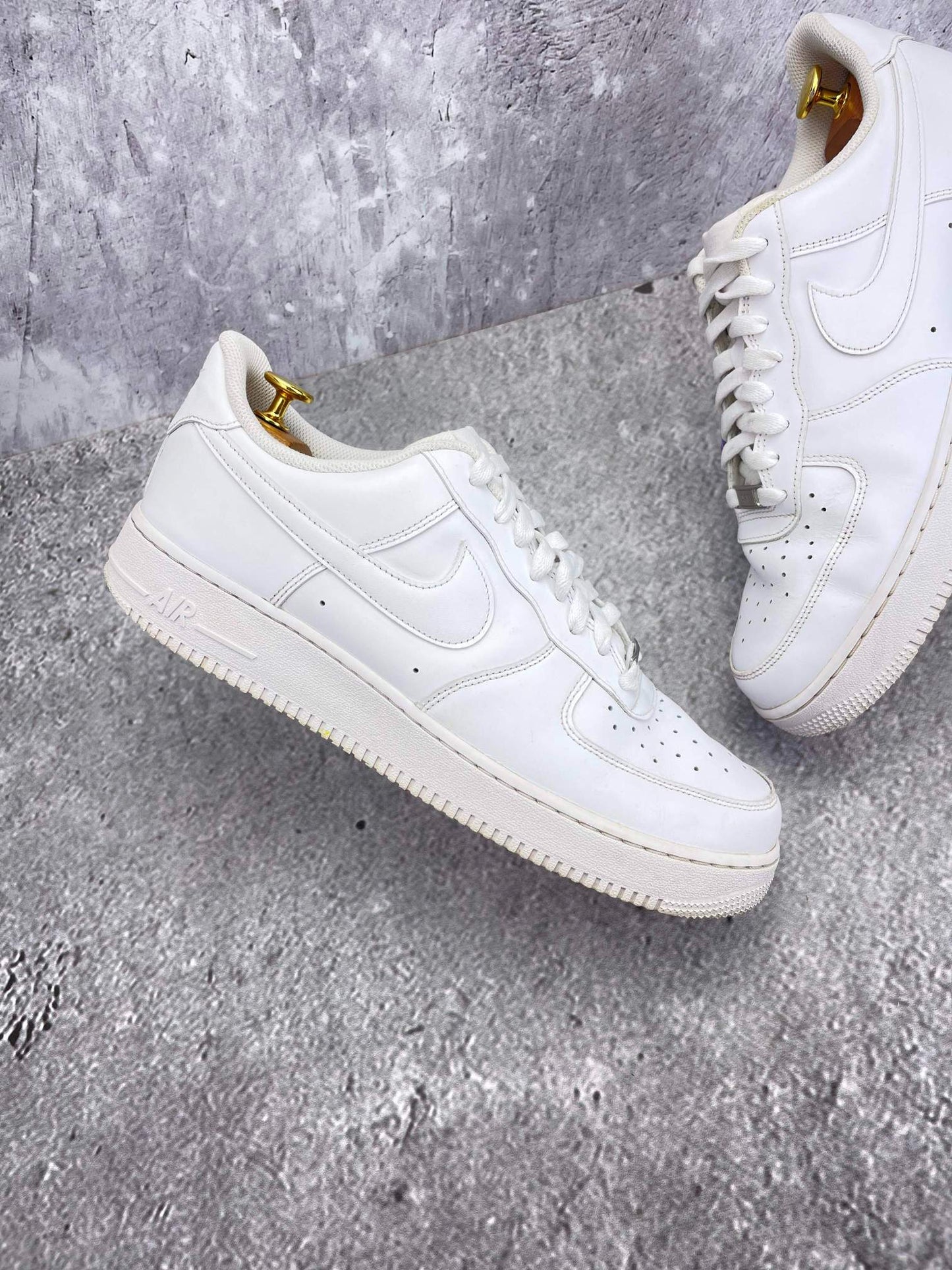Nike Air Force 1 Low Triple White — buty sportowe męskie w bardzo dobrym stanie rozmiar 45.5, zewnętrzny panel prawego buta