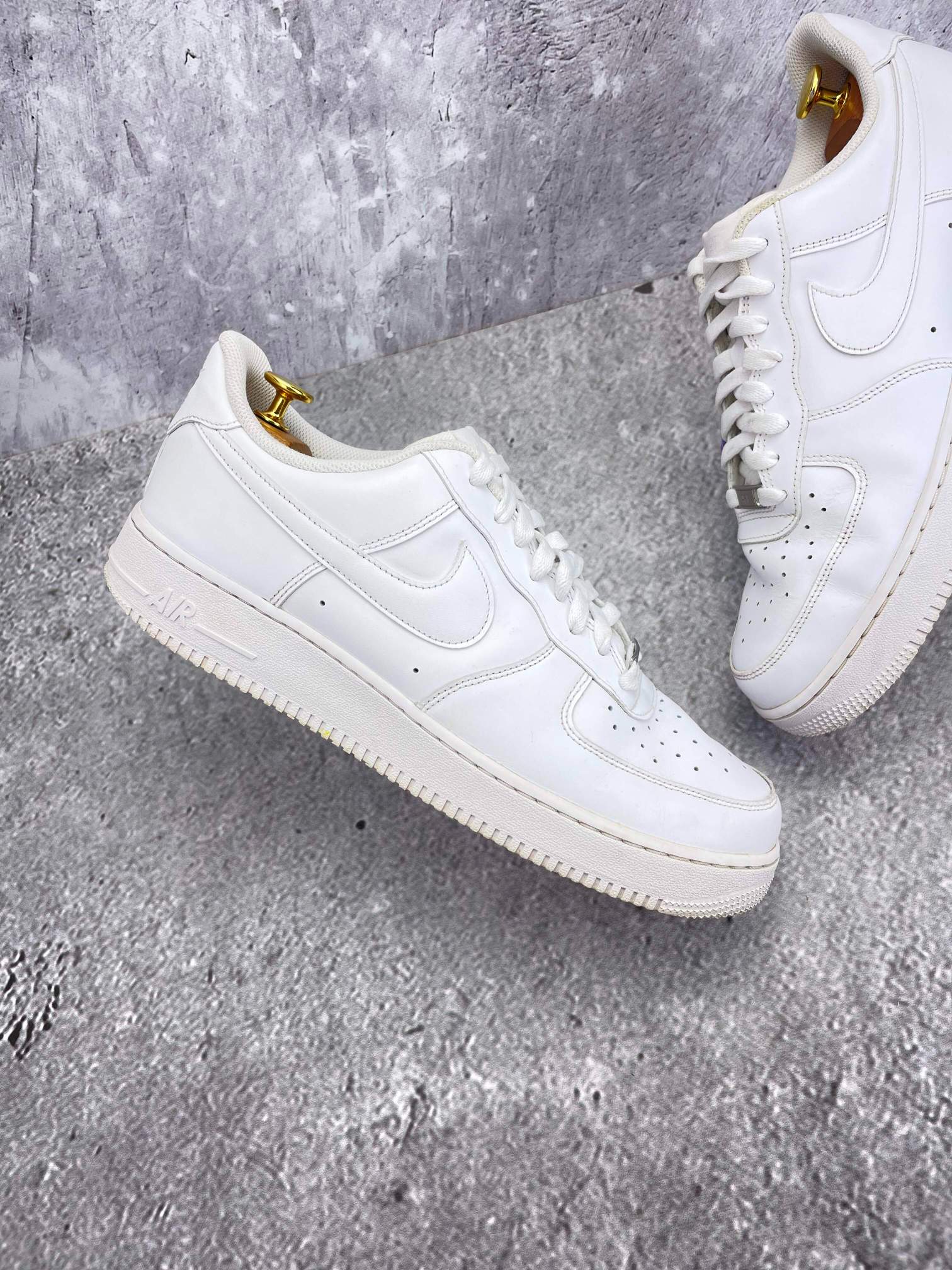 Nike Air Force 1 Low Triple White — buty sportowe męskie w bardzo dobrym stanie rozmiar 45.5, zewnętrzny panel prawego buta