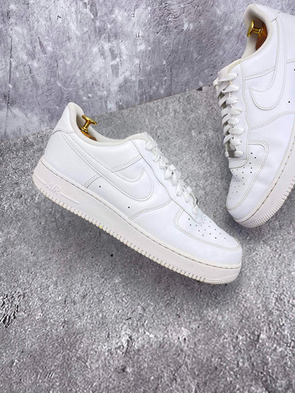 Nike Air Force 1 Low Triple White — buty sportowe męskie w bardzo dobrym stanie rozmiar 45.5, zewnętrzny panel prawego buta