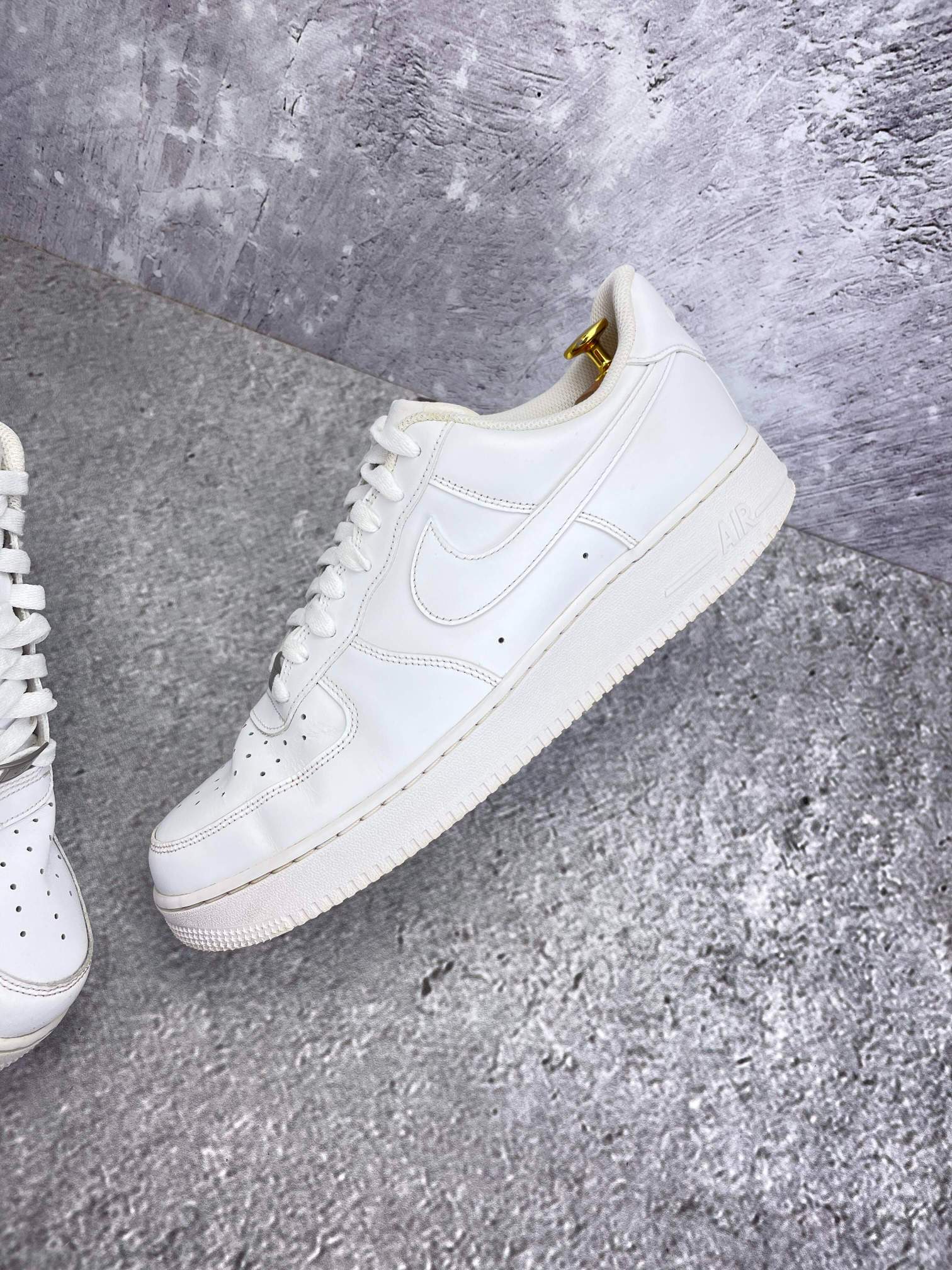 Nike Air Force 1 Low Triple White — buty sportowe męskie w bardzo dobrym stanie rozmiar 45.5, zewnętrzny panel lewego buta