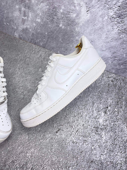Nike Air Force 1 Low Triple White — buty sportowe męskie w bardzo dobrym stanie rozmiar 45.5, zewnętrzny panel lewego buta