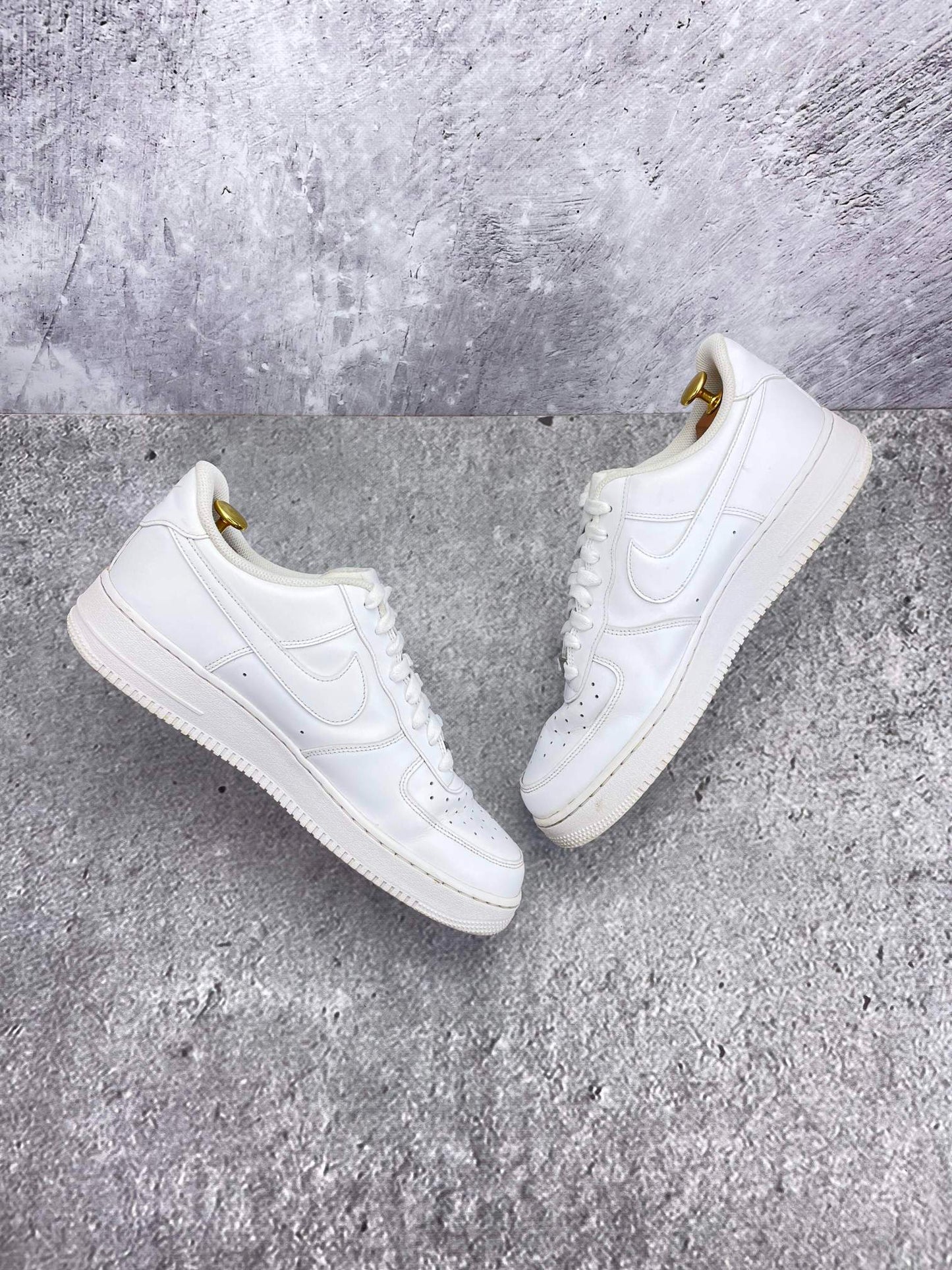 Nike Air Force 1 Low Triple White — buty sportowe męskie w bardzo dobrym stanie rozmiar 45.5, widok z góry na wewnętrzną stronę butów