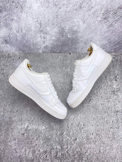 Nike Air Force 1 Low Triple White — buty sportowe męskie w bardzo dobrym stanie rozmiar 45.5, widok z góry na wewnętrzną stronę butów