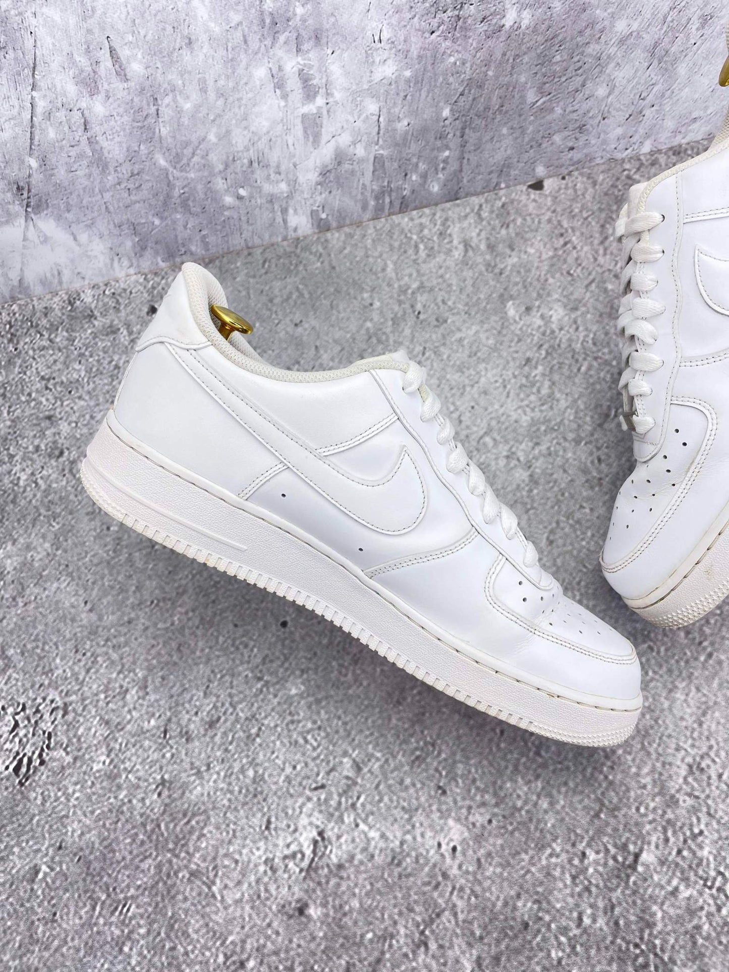 Nike Air Force 1 Low Triple White — buty sportowe męskie w bardzo dobrym stanie rozmiar 45.5, wewnętrzny panel lewego buta