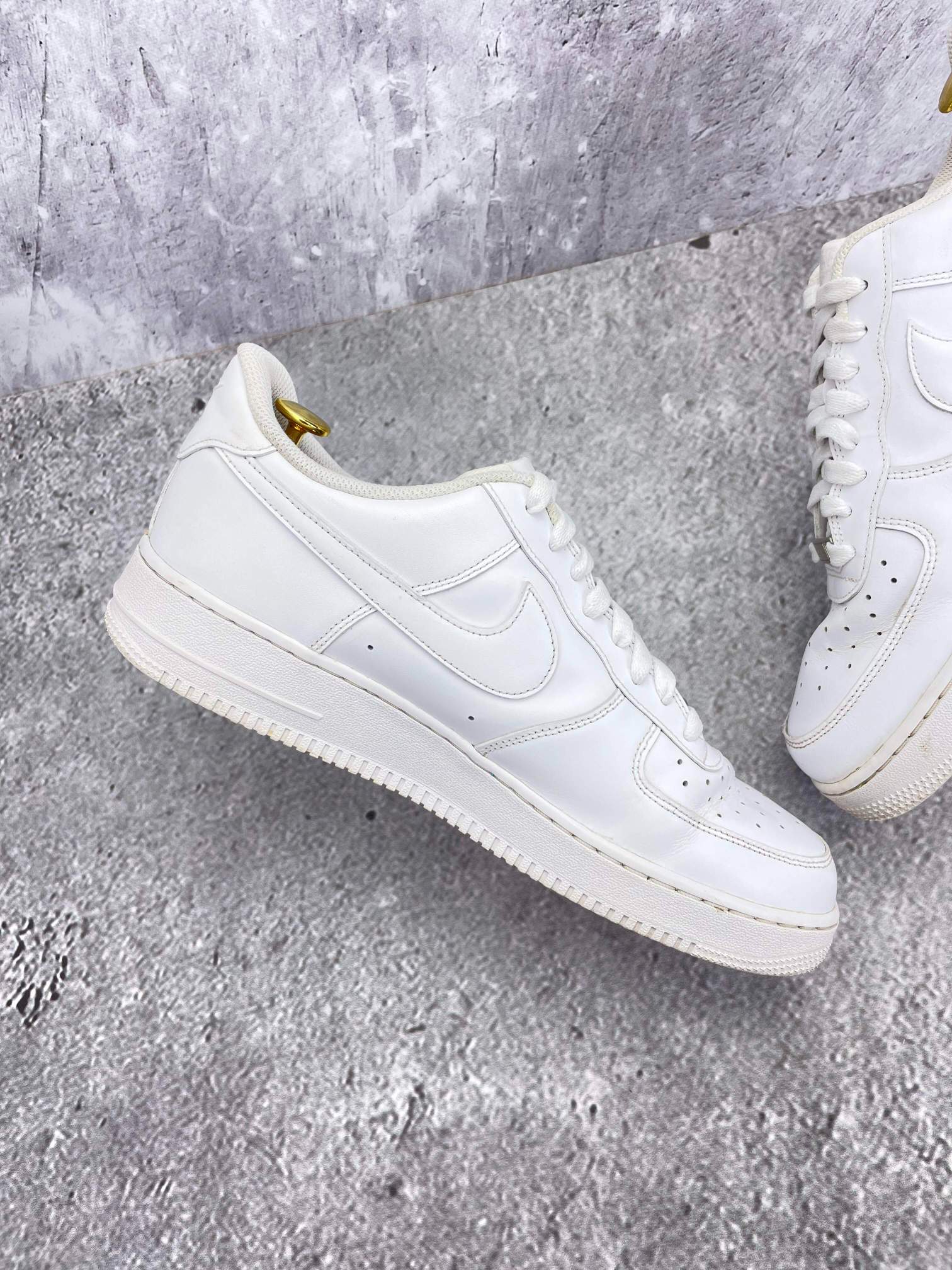 Nike Air Force 1 Low Triple White — buty sportowe męskie w bardzo dobrym stanie rozmiar 45.5, wewnętrzny panel lewego buta