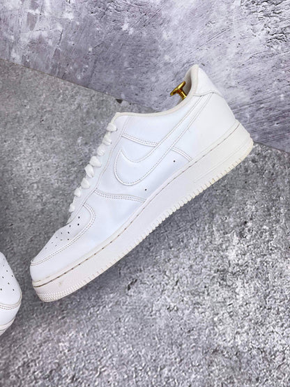 Nike Air Force 1 Low Triple White — buty sportowe męskie w bardzo dobrym stanie rozmiar 45.5, wewnętrzny panel prawego buta