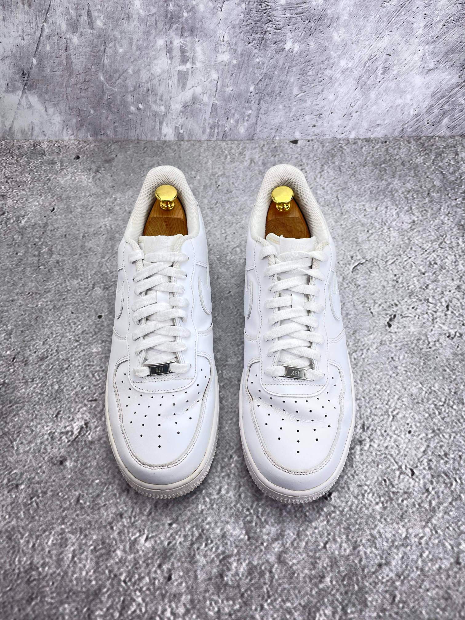 Nike Air Force 1 Low Triple White — buty sportowe męskie w bardzo dobrym stanie rozmiar 45.5, widok z góry