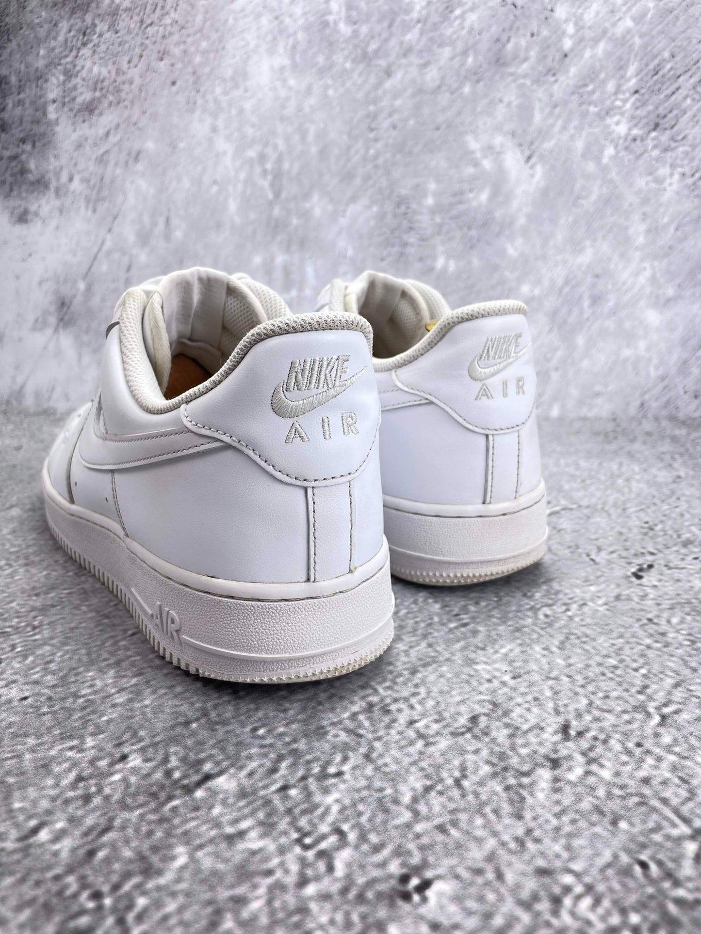 Nike Air Force 1 Low Triple White — buty sportowe męskie w bardzo dobrym stanie rozmiar 45.5, widok z tyłu