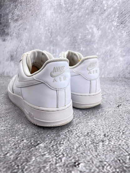 Nike Air Force 1 Low Triple White — buty sportowe męskie w bardzo dobrym stanie rozmiar 45.5, widok z tyłu