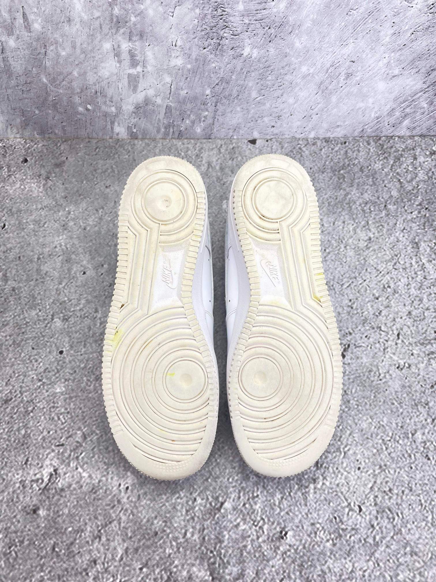 Nike Air Force 1 Low Triple White — buty sportowe męskie w bardzo dobrym stanie rozmiar 45.5, podeszwa