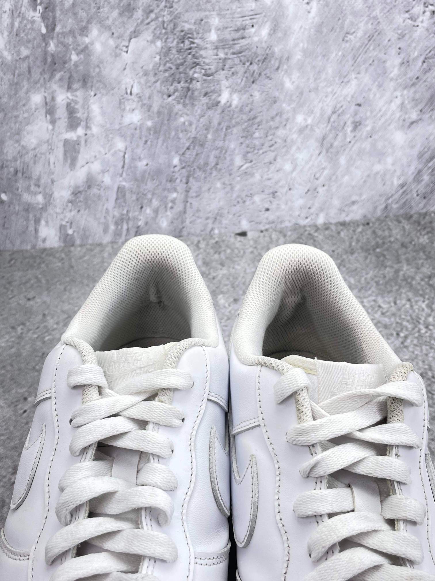 Nike Air Force 1 Low Triple White — buty sportowe męskie w bardzo dobrym stanie rozmiar 45.5, zapiętki butów