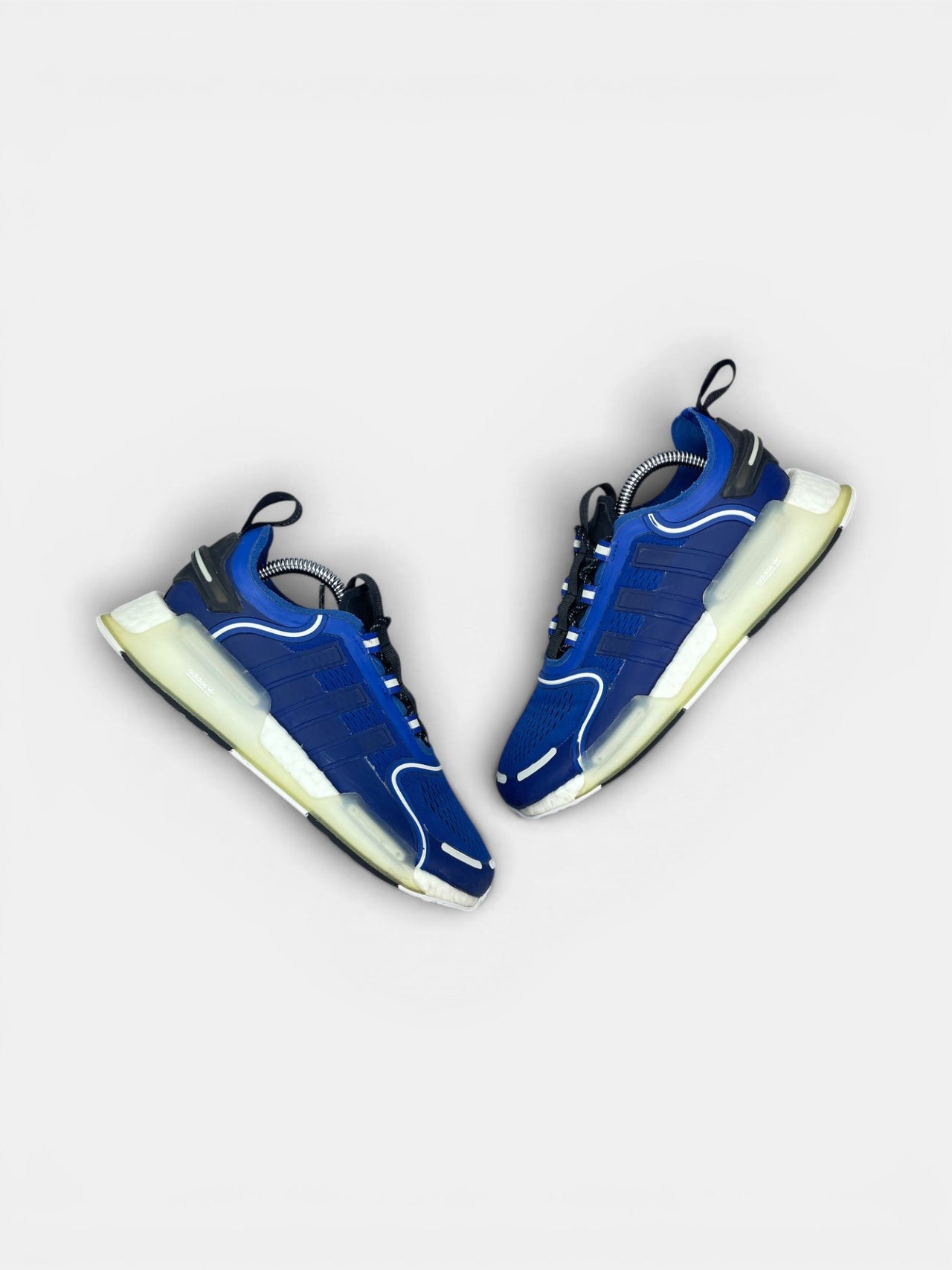 Adidas NMD V3 Royal Blue — buty sportowe damskie w bardzo dobrym stanie rozmiar 38, widok z góry na zewnętrzną stronę butów