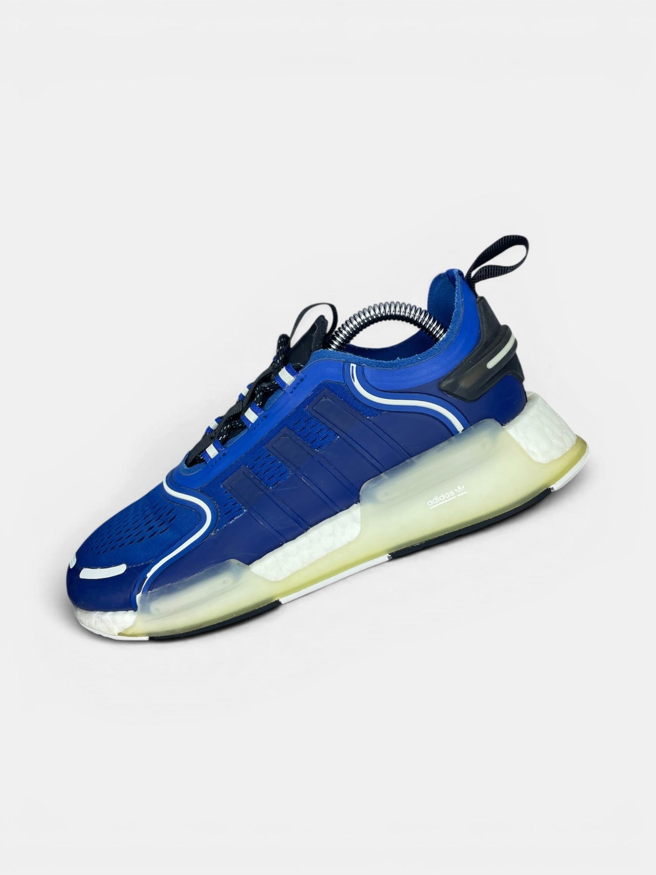 Adidas NMD V3 Royal Blue — buty sportowe damskie w bardzo dobrym stanie rozmiar 38, widok z góry na wewnętrzną stronę butów