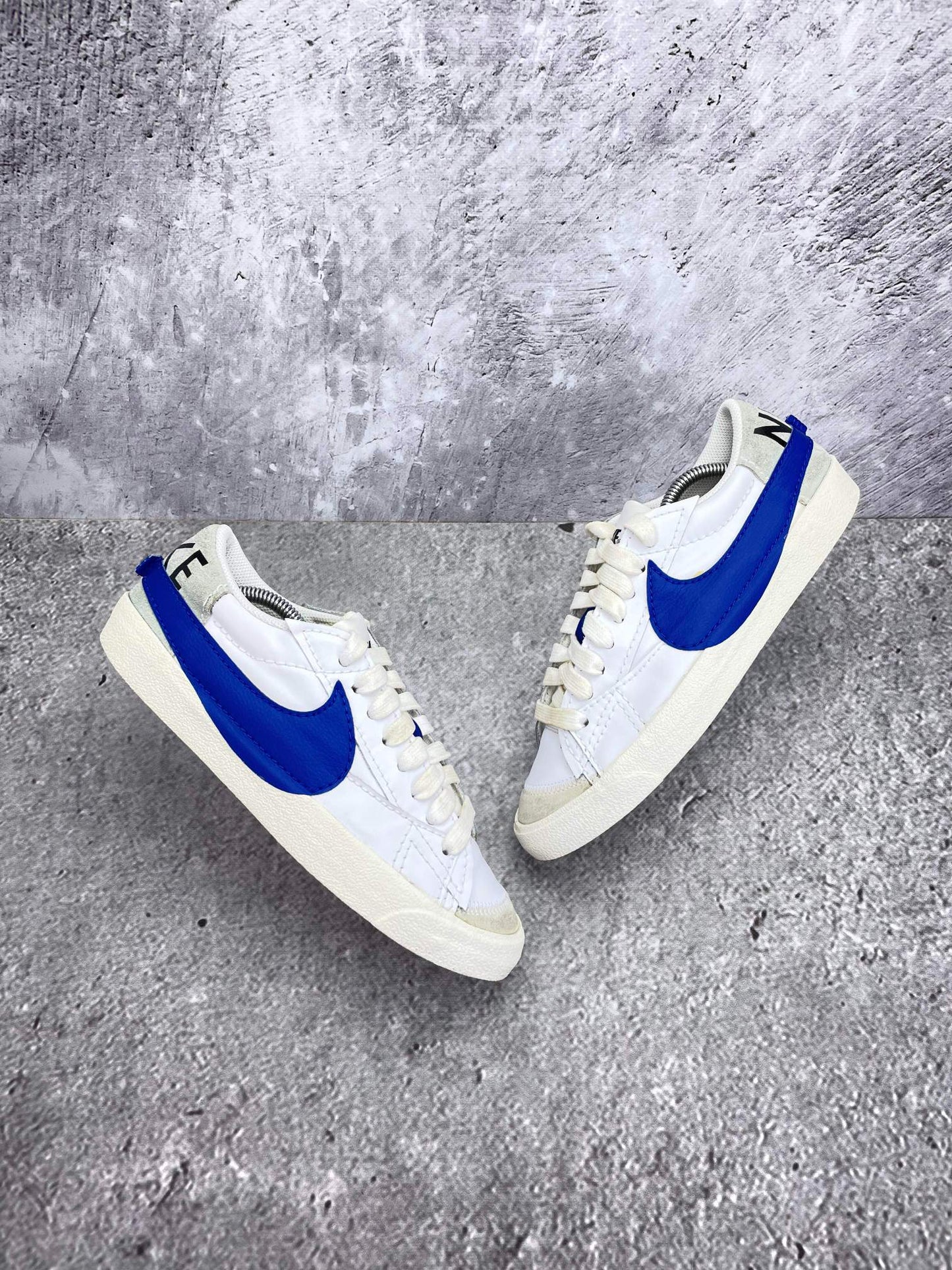 Nike Blazer Low '77 Jumbo White Old Royal - buty sportowe, widok z góry na zewnętrzną stronę butów