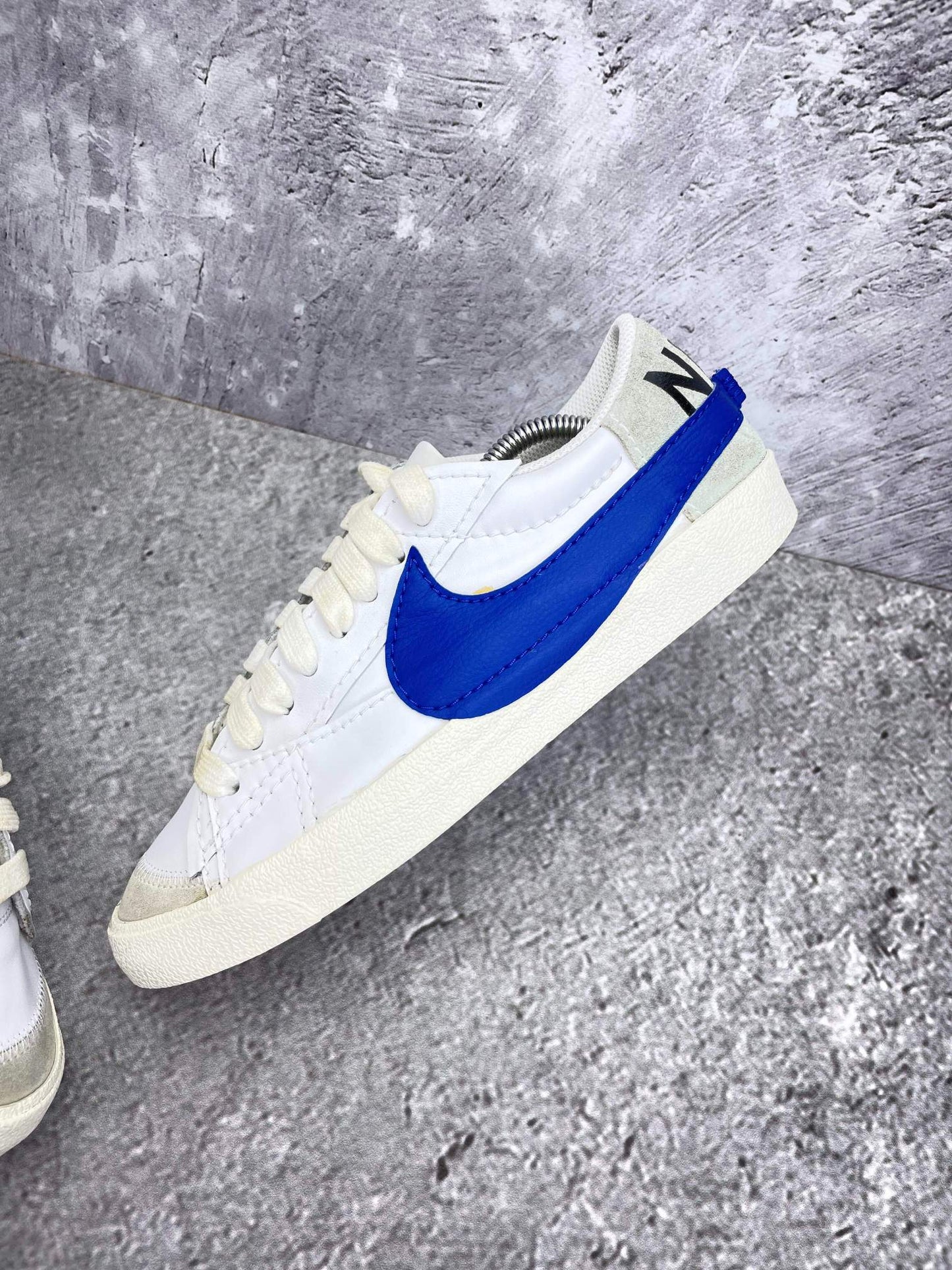 Nike Blazer Low '77 Jumbo White Old Royal - buty sportowe, zewnętrzny panel lewego buta