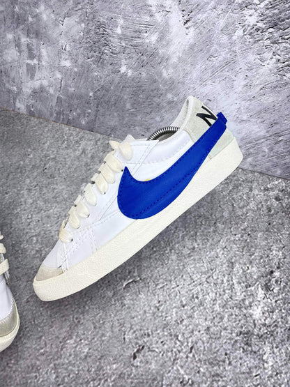 Nike Blazer Low '77 Jumbo White Old Royal - buty sportowe, zewnętrzny panel lewego buta