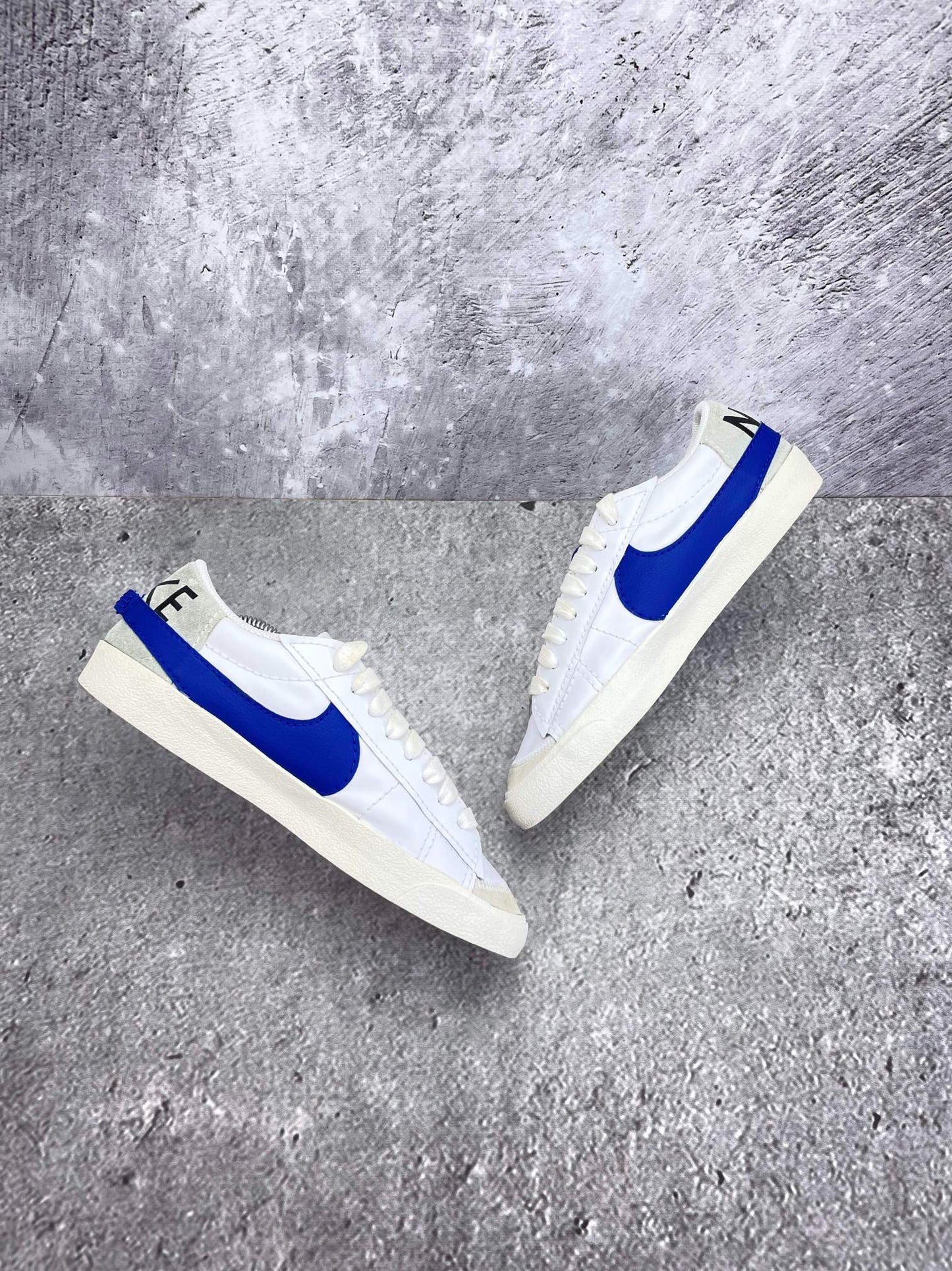 Nike Blazer Low '77 Jumbo White Old Royal - buty sportowe, widok z góry na wewnętrzną stronę butów