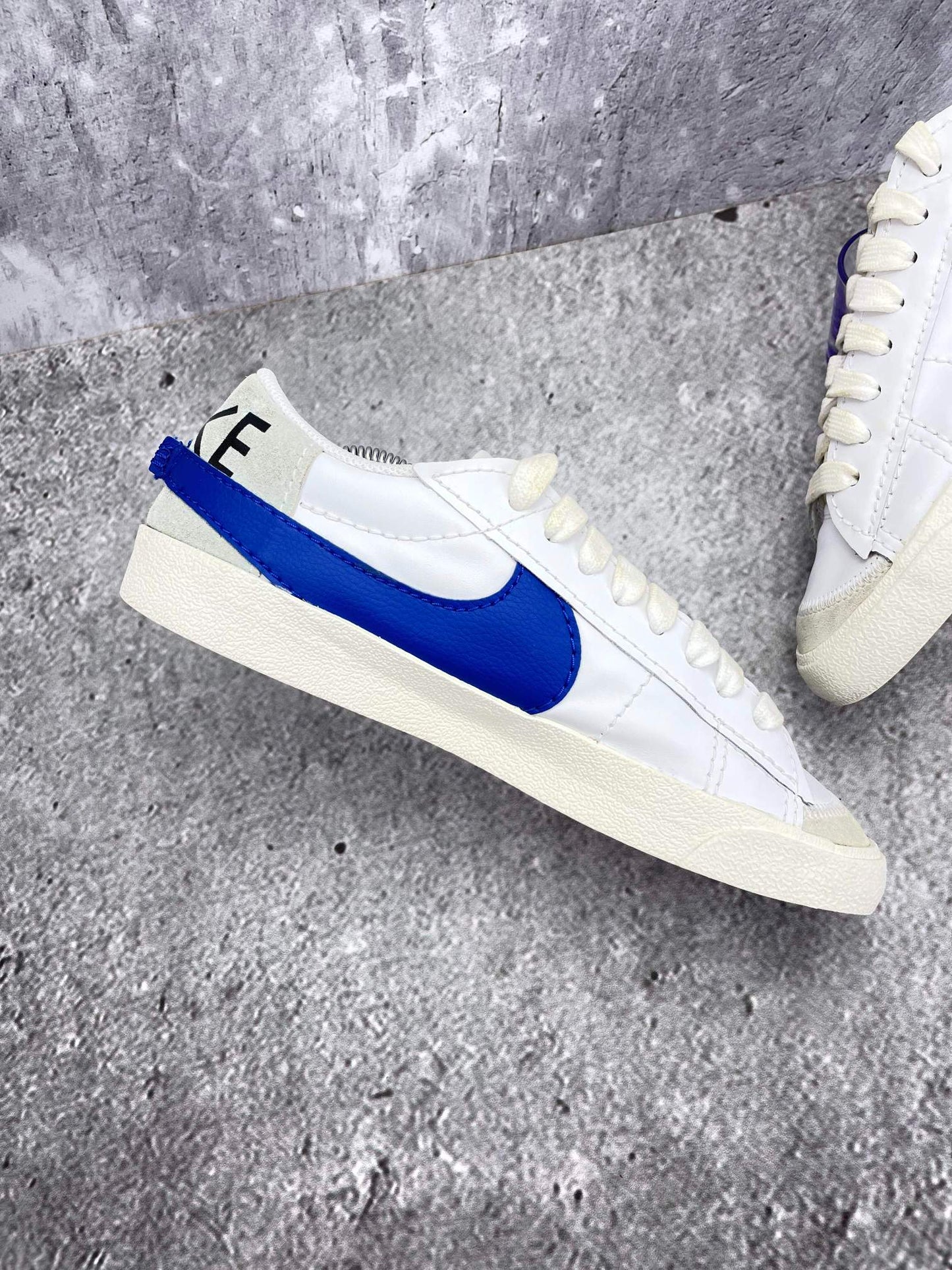 Nike Blazer Low '77 Jumbo White Old Royal - buty sportowe, wewnętrzny panel lewego buta